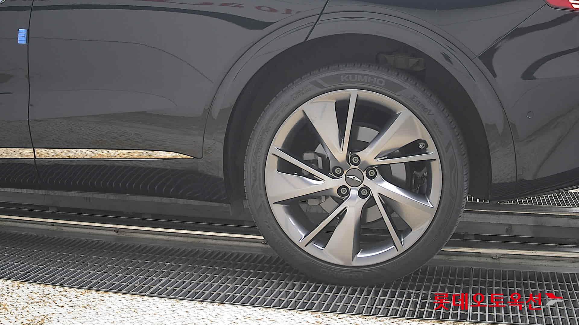 2021 - genesis gv70