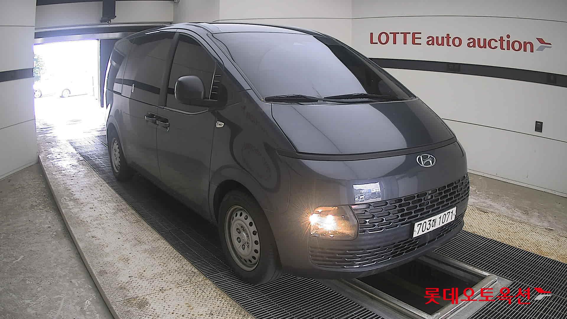 2022 - hyundai staria