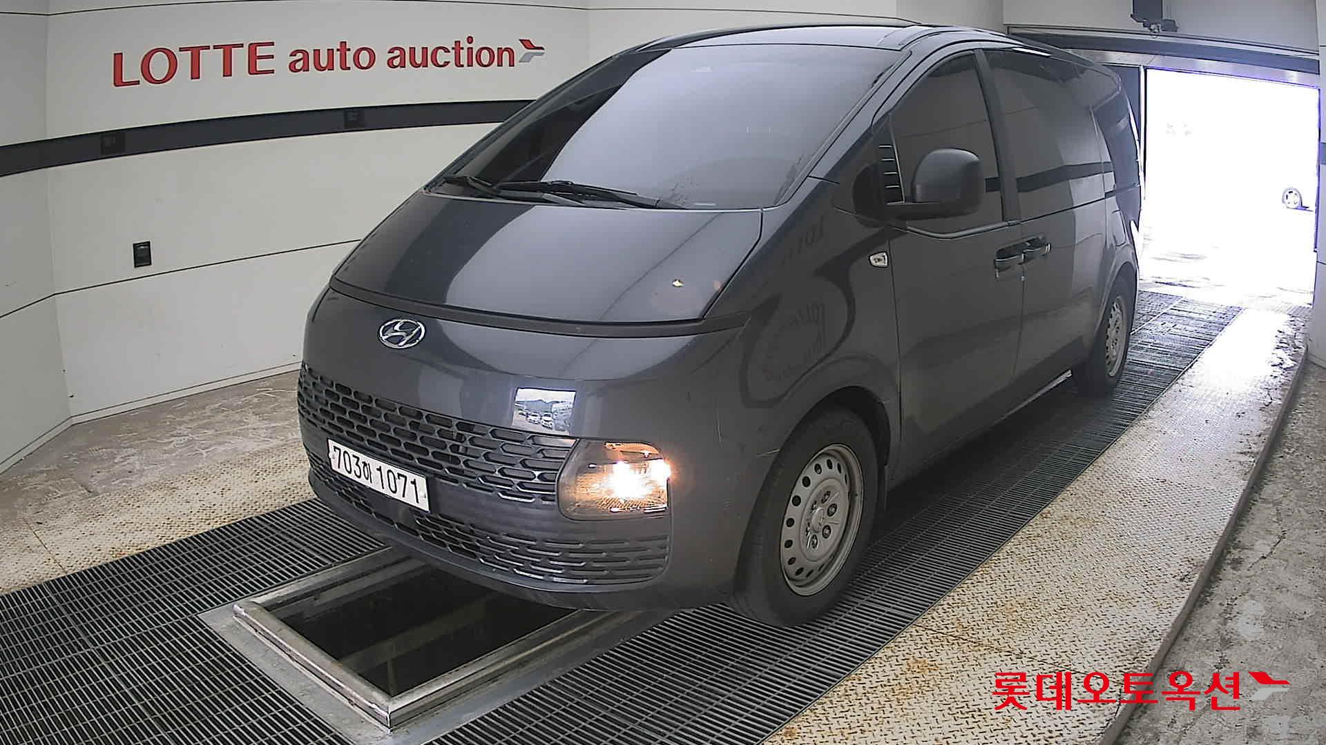 2022 - hyundai staria