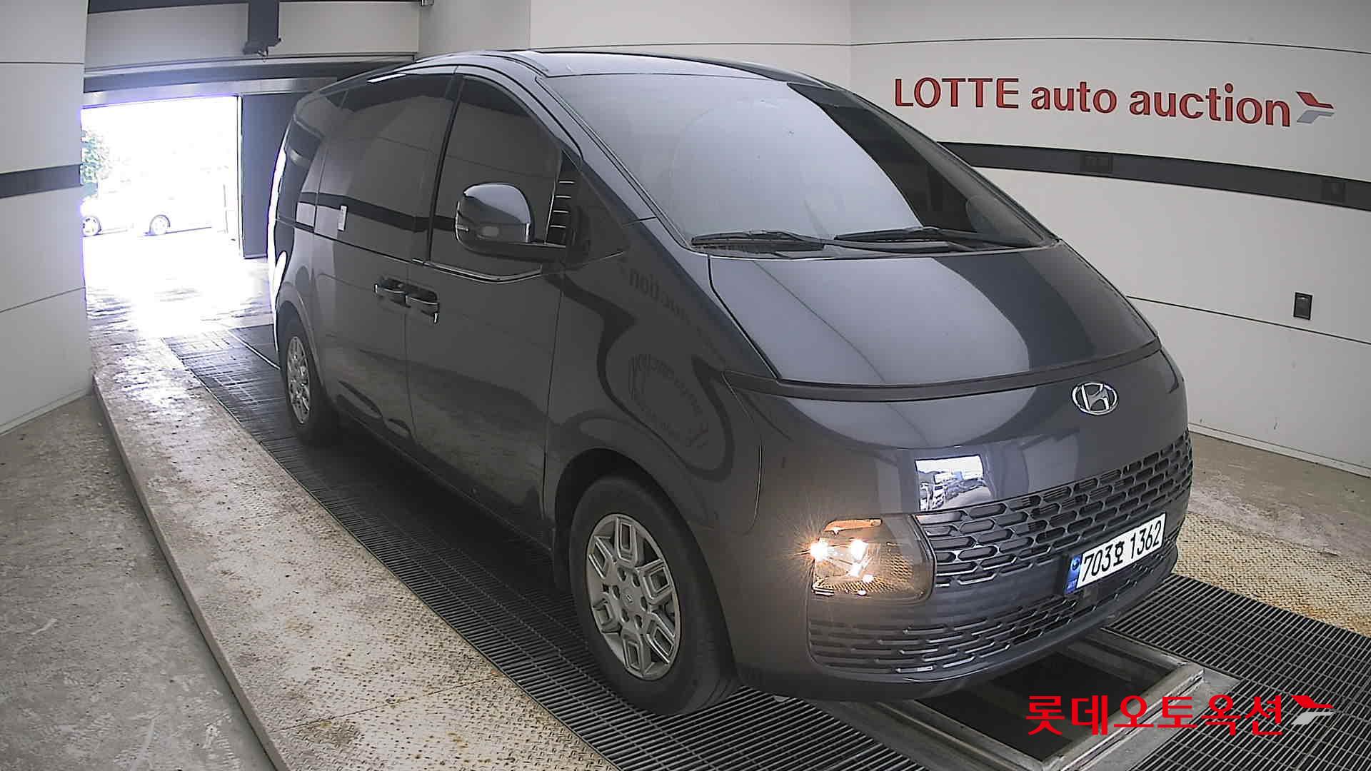 2023 - hyundai staria