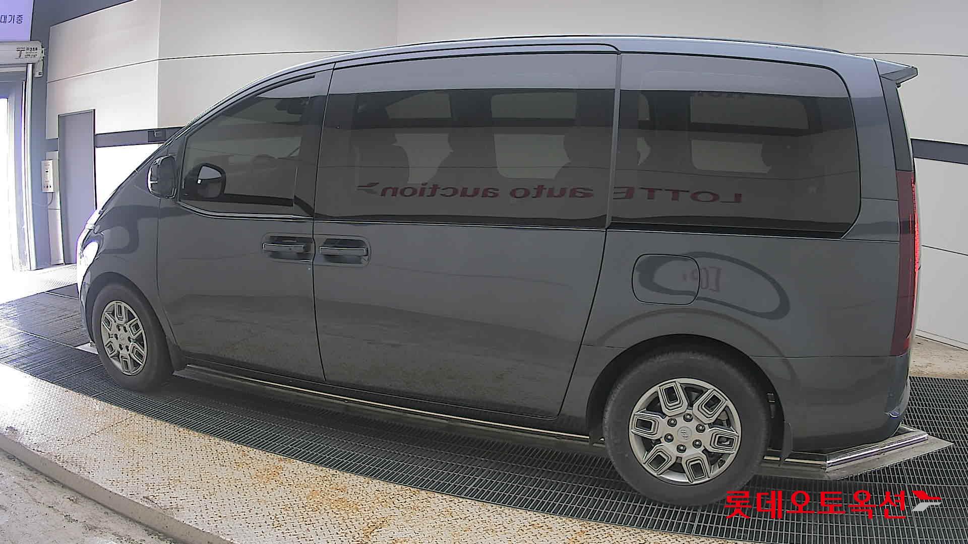 2023 - hyundai staria