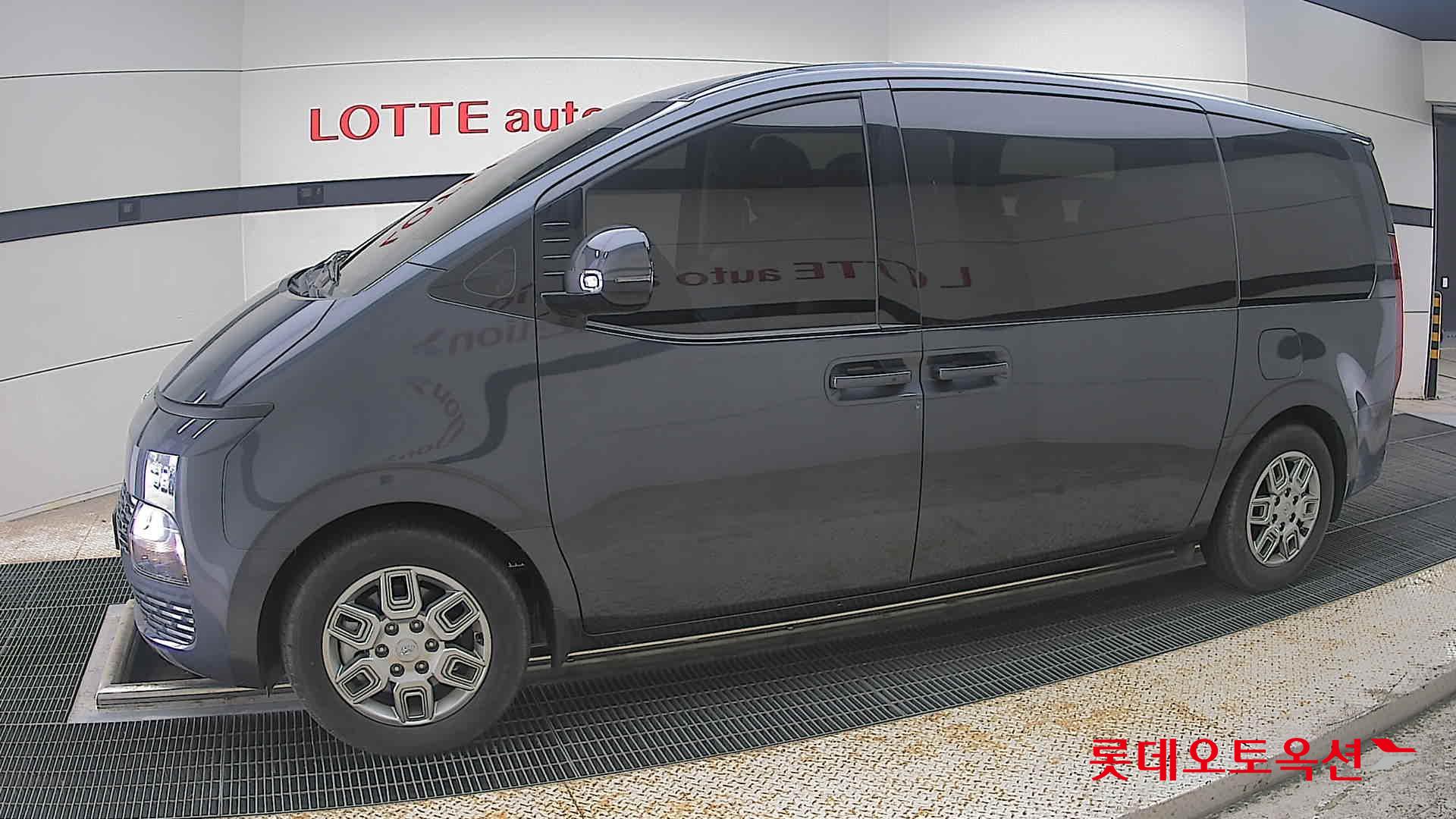 2023 - hyundai staria