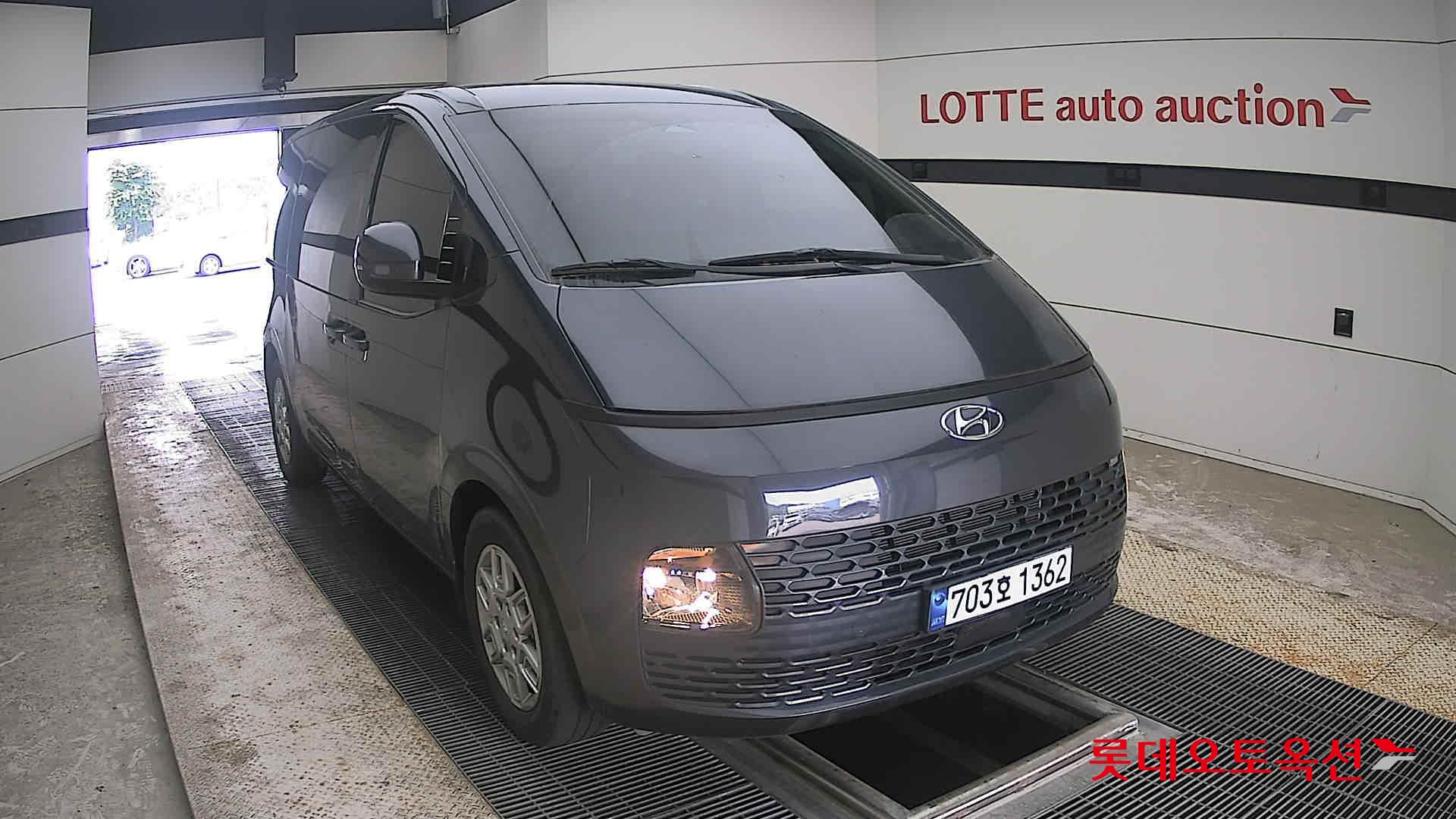 2023 - hyundai staria