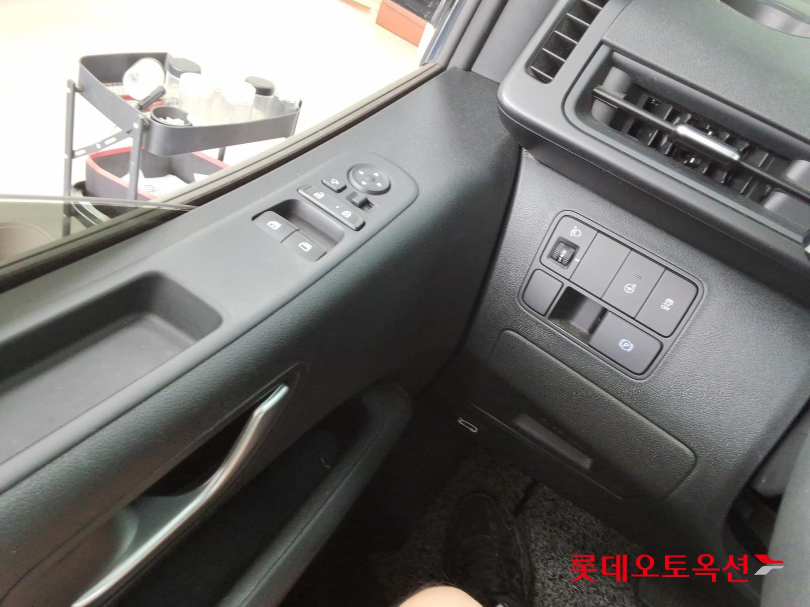 2023 - hyundai staria