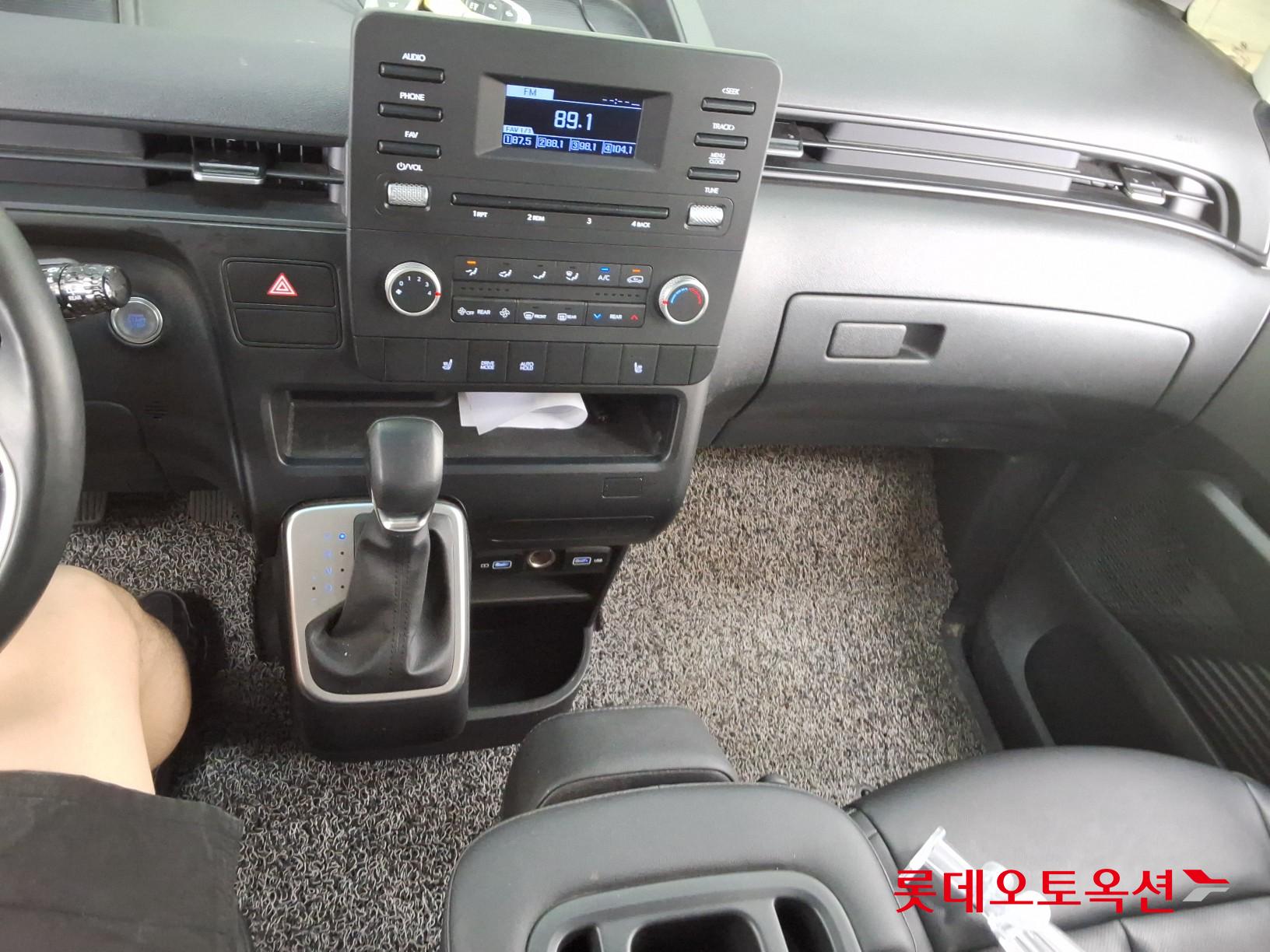 2023 - hyundai staria