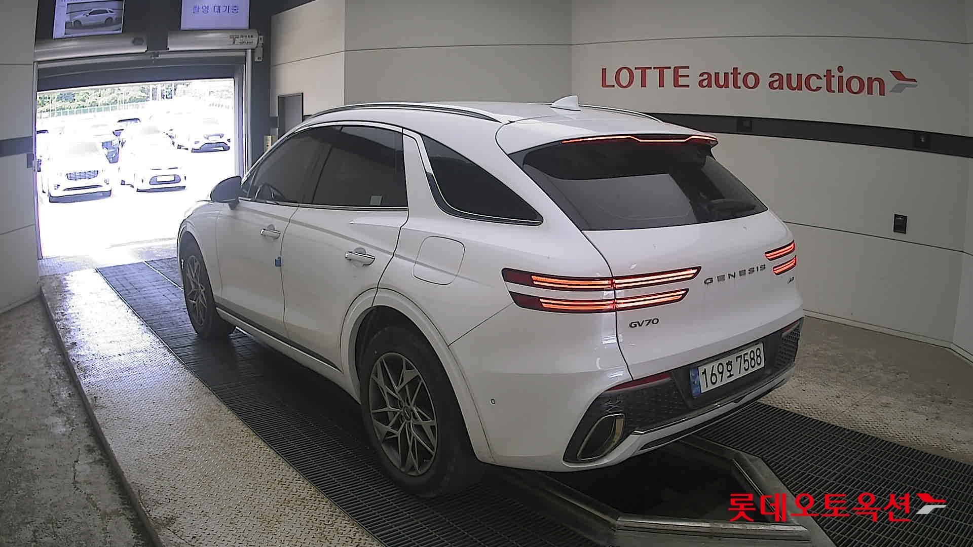 2023 - genesis gv70