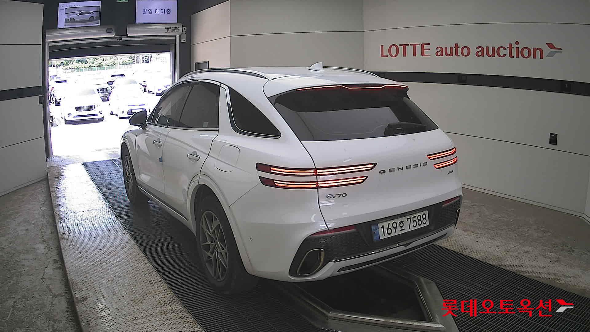 2023 - genesis gv70