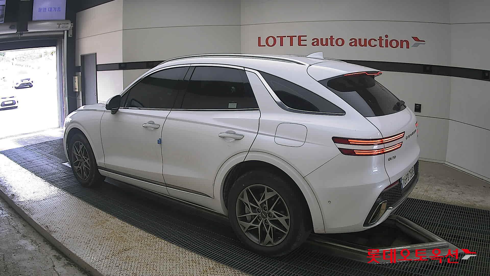 2023 - genesis gv70