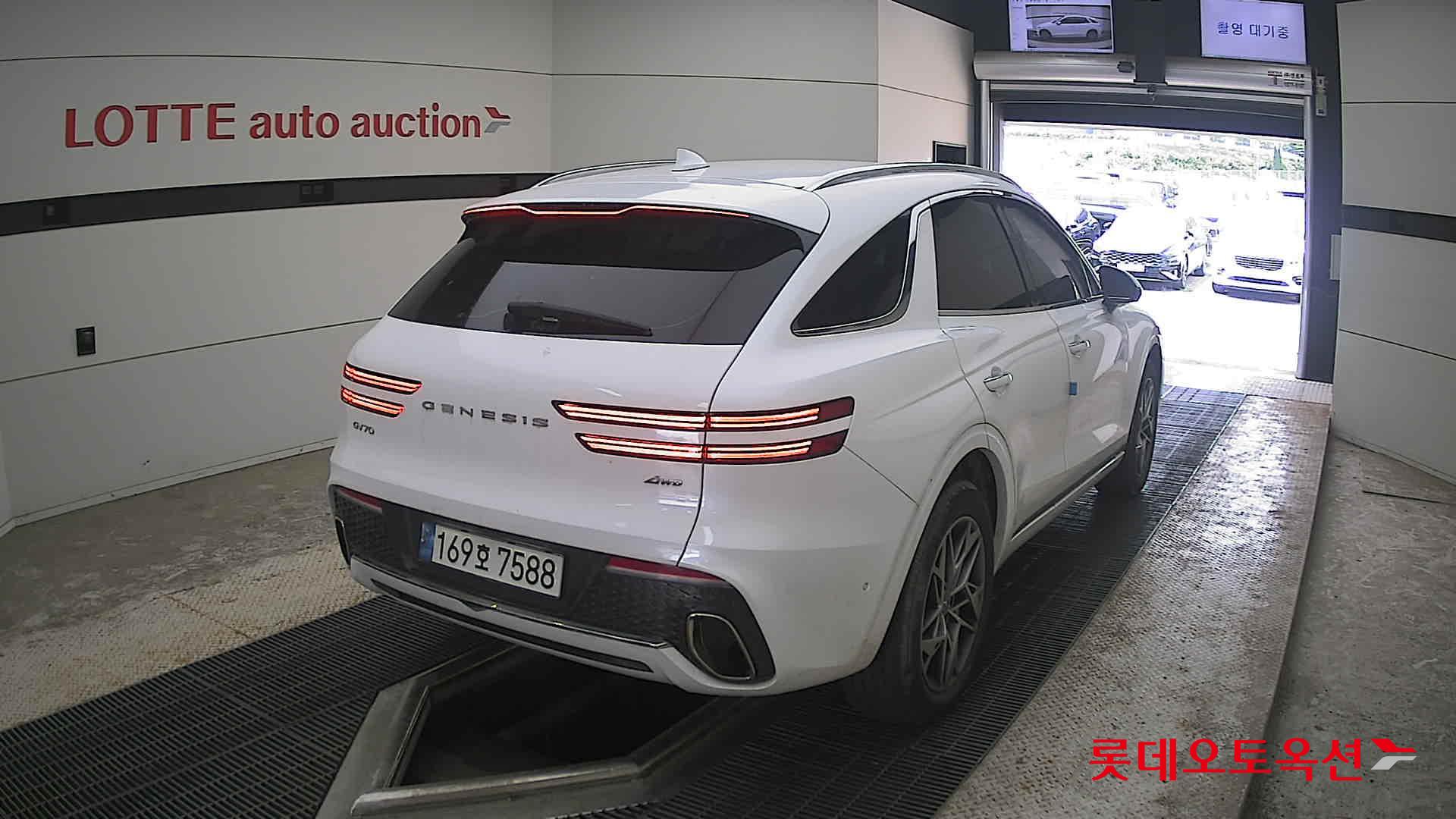 2023 - genesis gv70