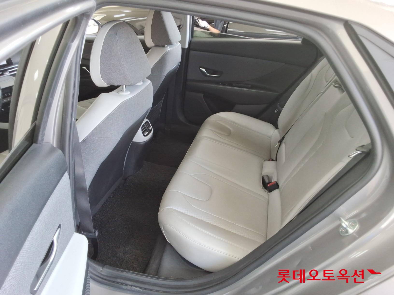 Hyundai Elantra - 38