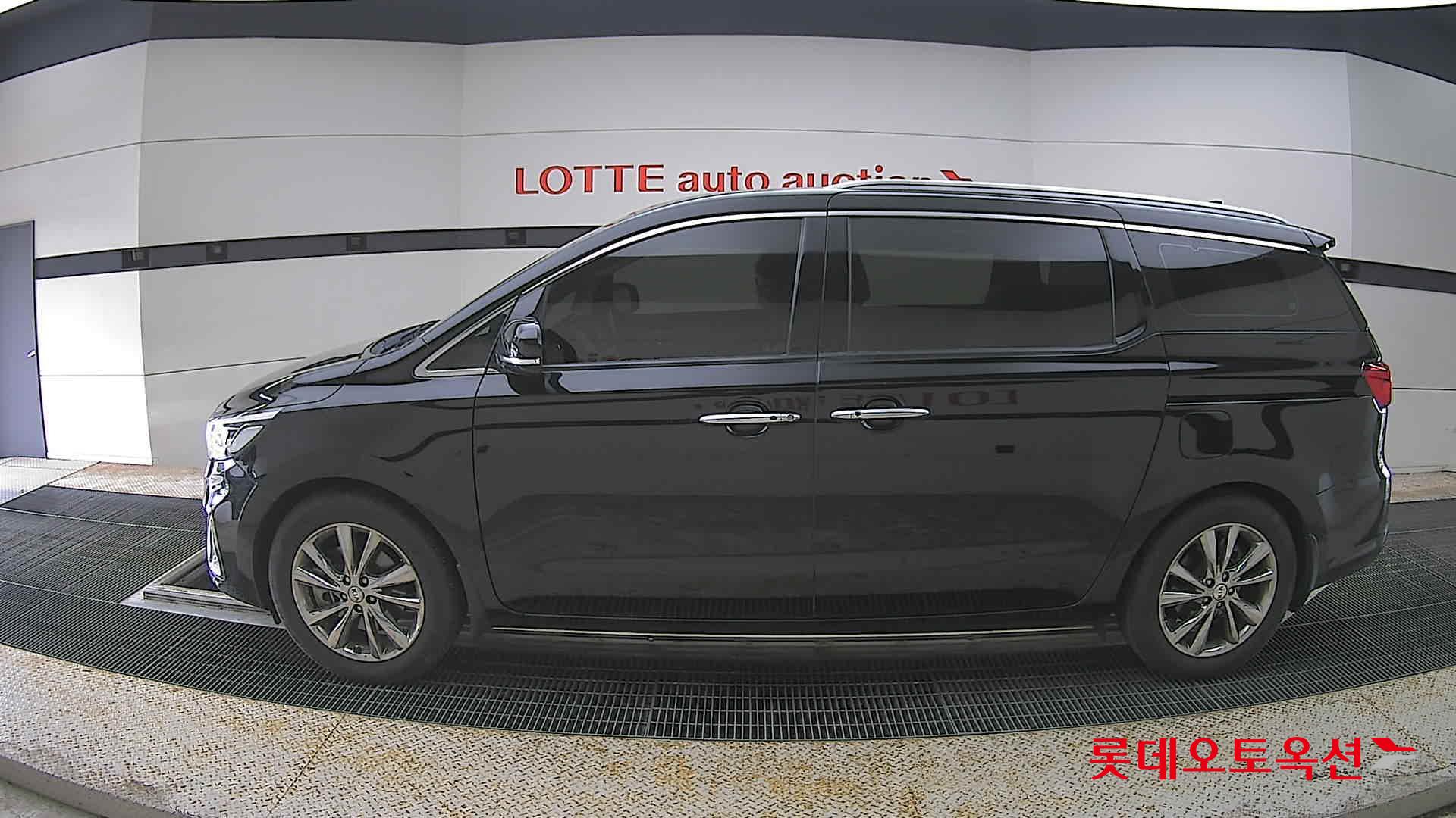 Kia New Carnival - 13