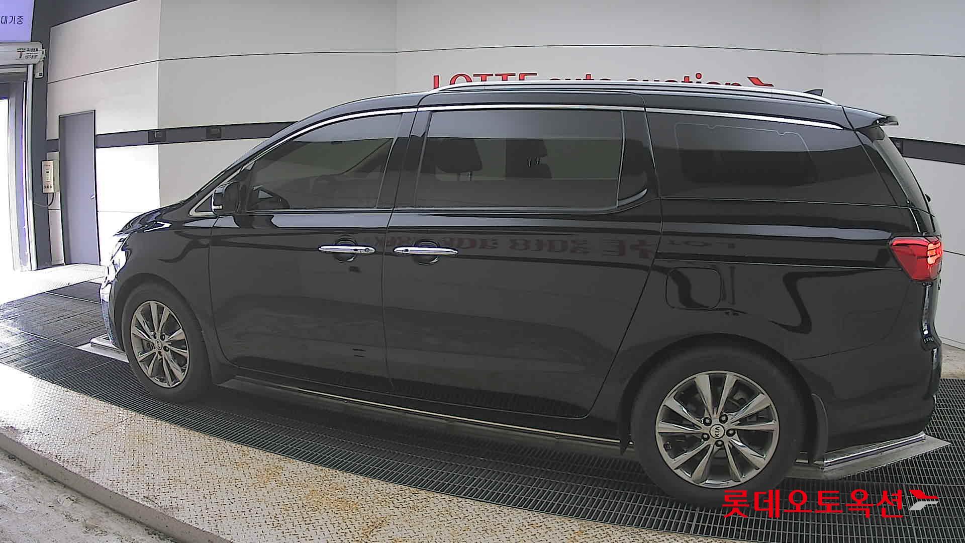 Kia New Carnival - 14