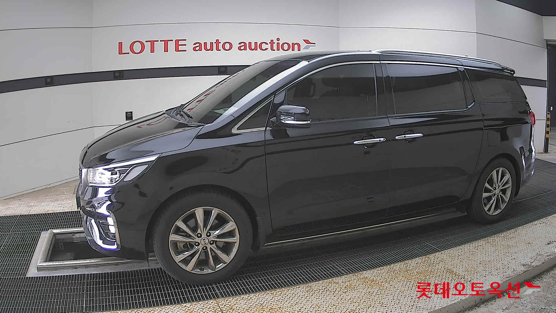 Kia New Carnival - 12