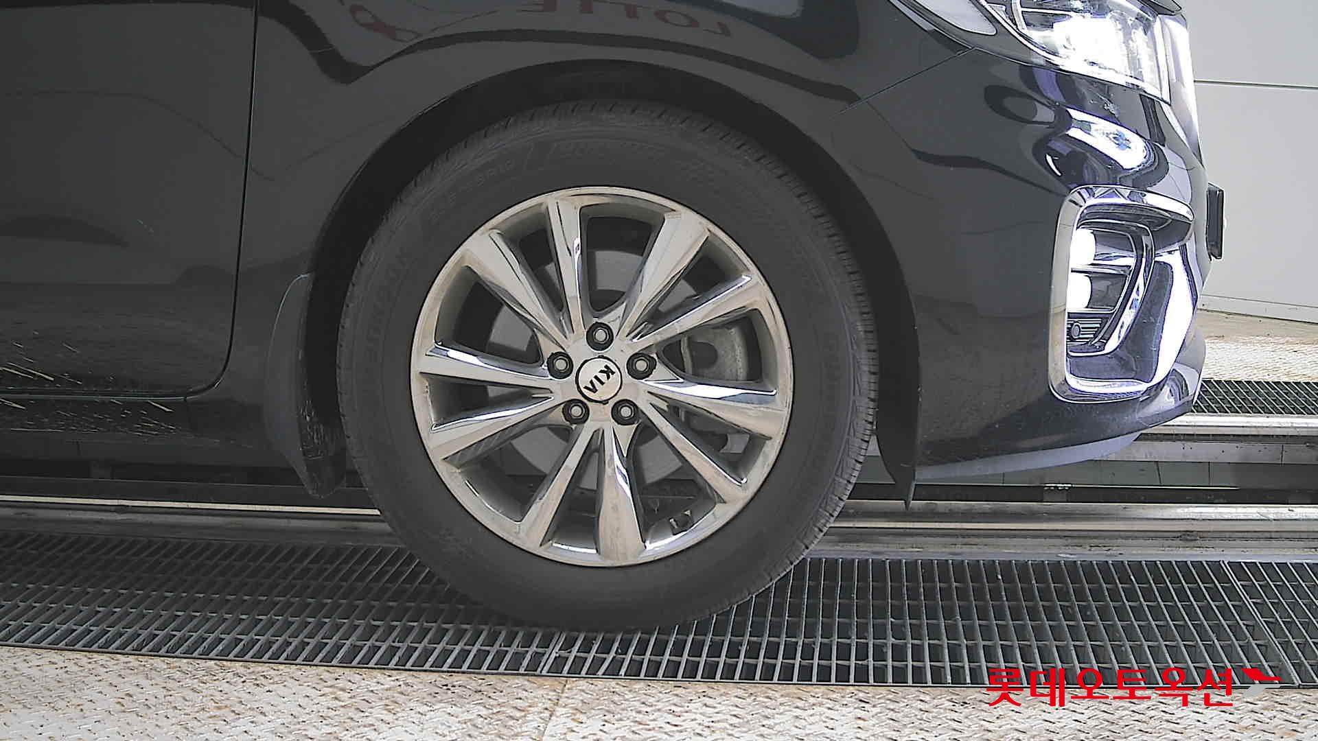 Kia New Carnival - 27