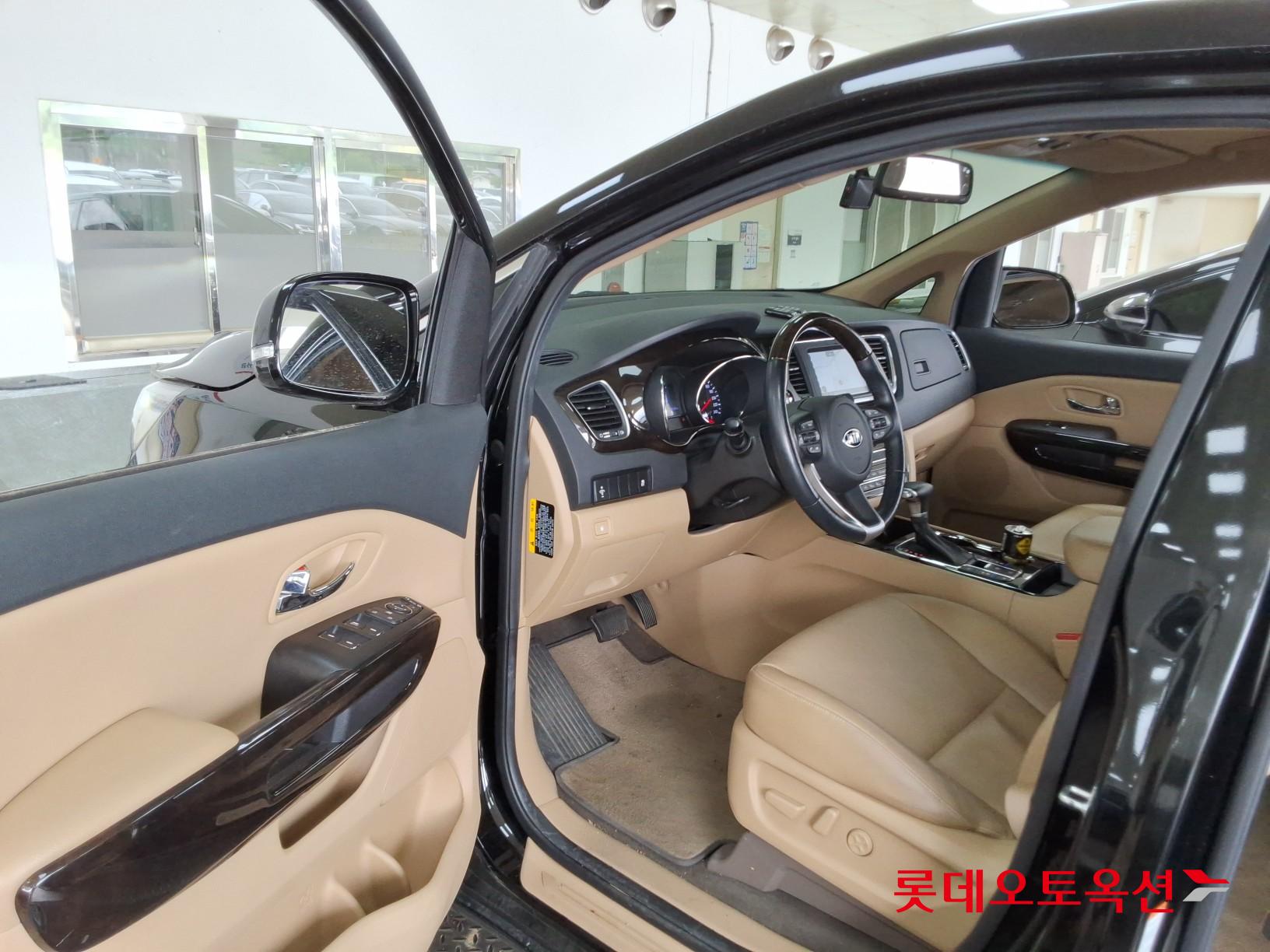 Kia New Carnival - 35