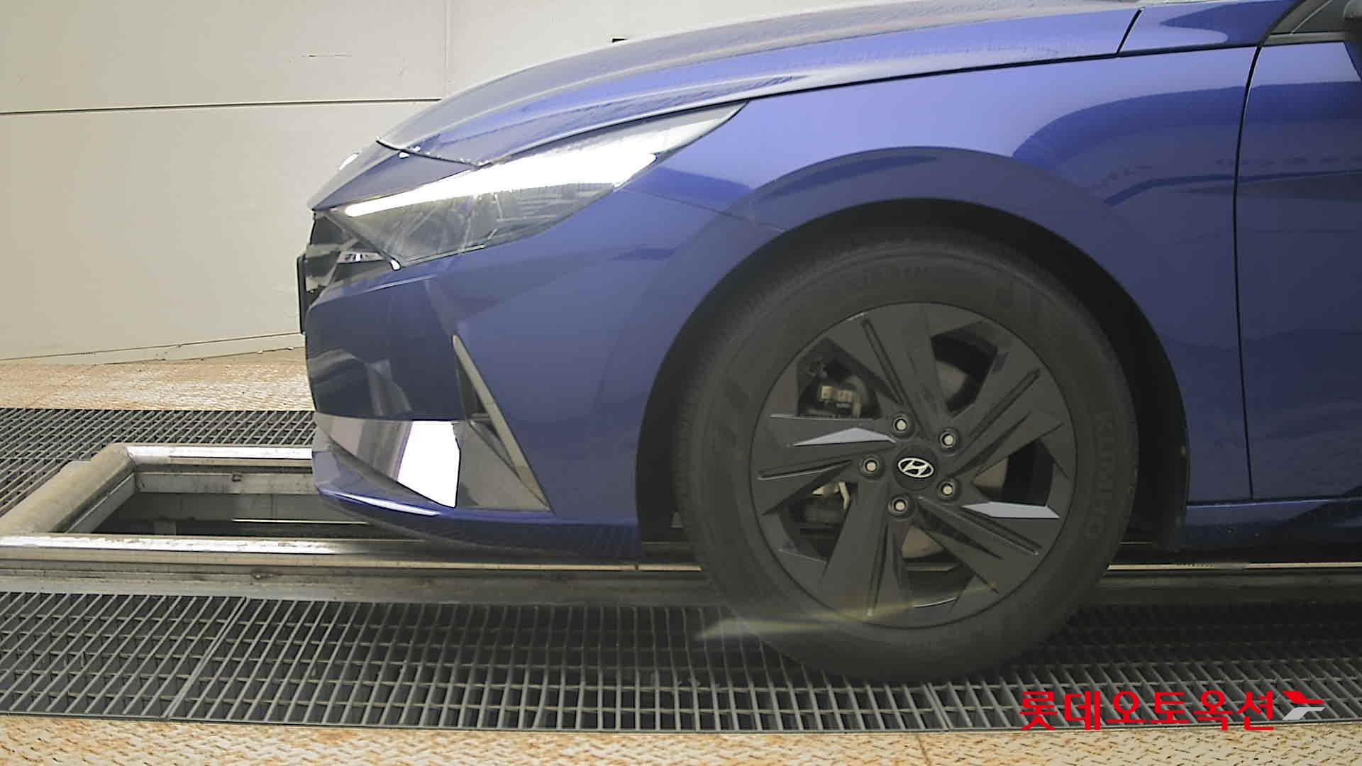 Hyundai Elantra - 25