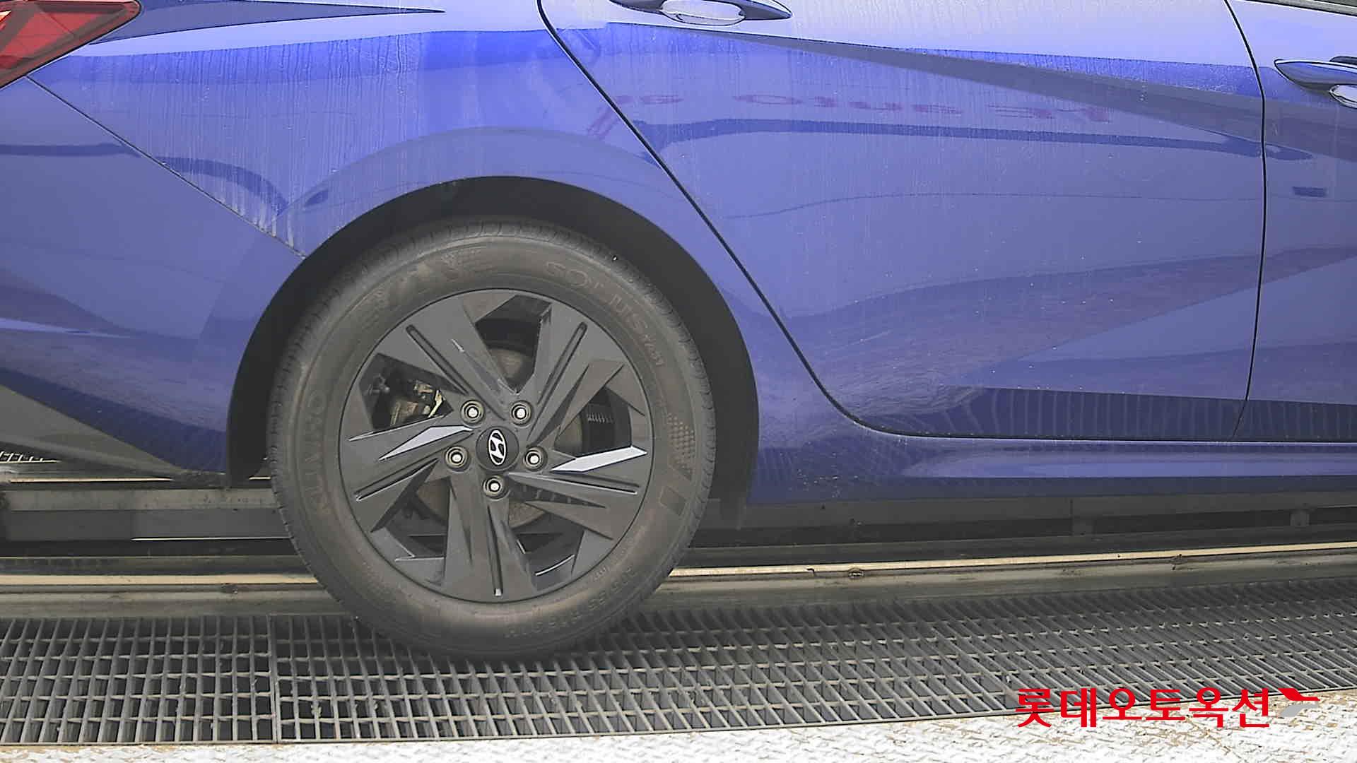 Hyundai Elantra - 28