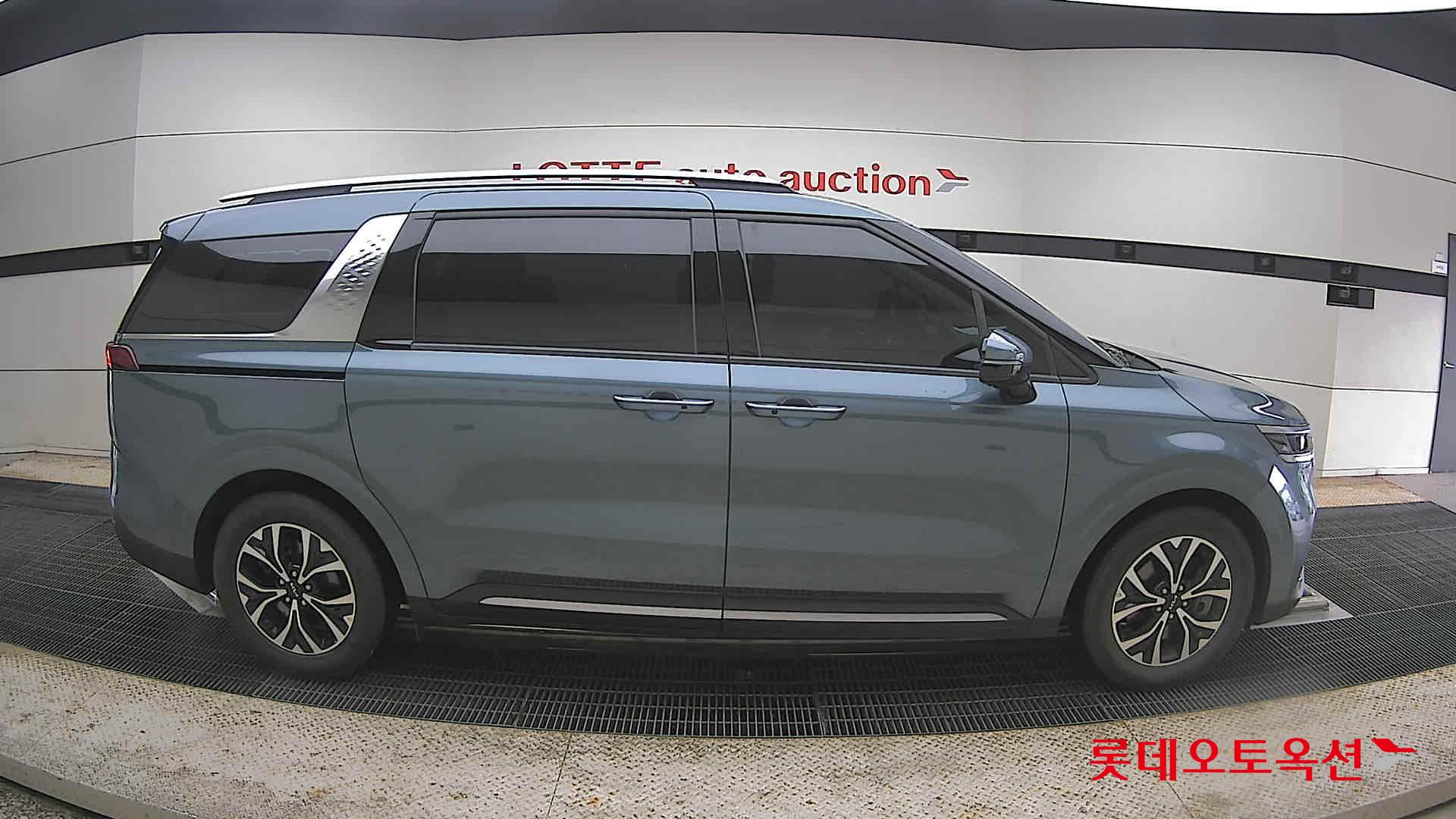 Kia Carnival - 21