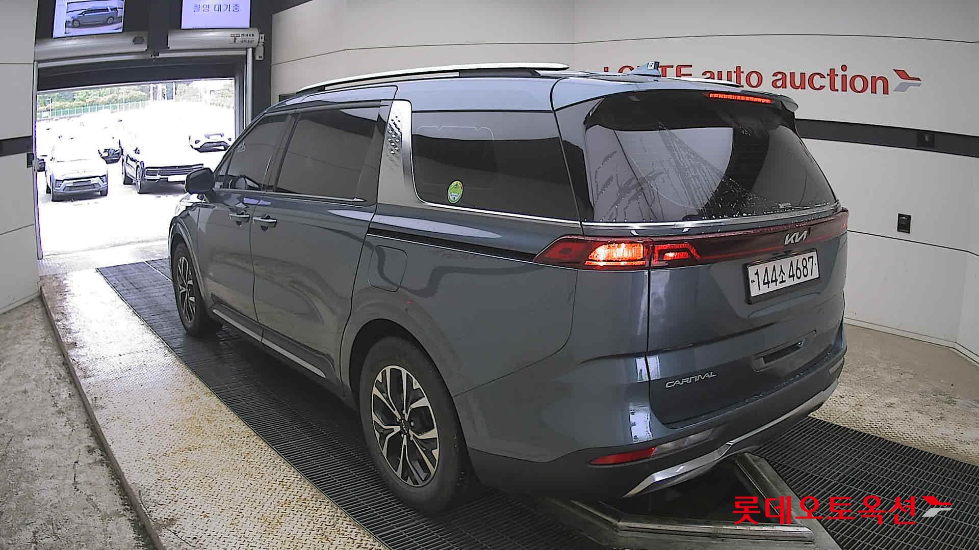 Kia Carnival - 4
