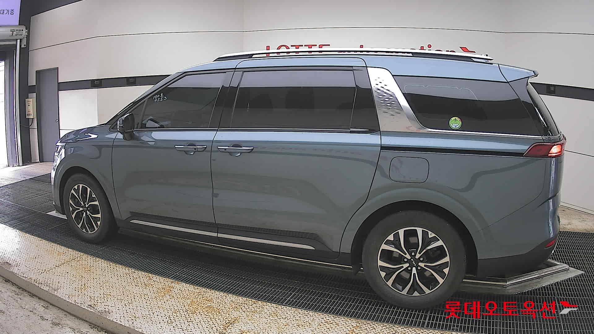 Kia Carnival - 14