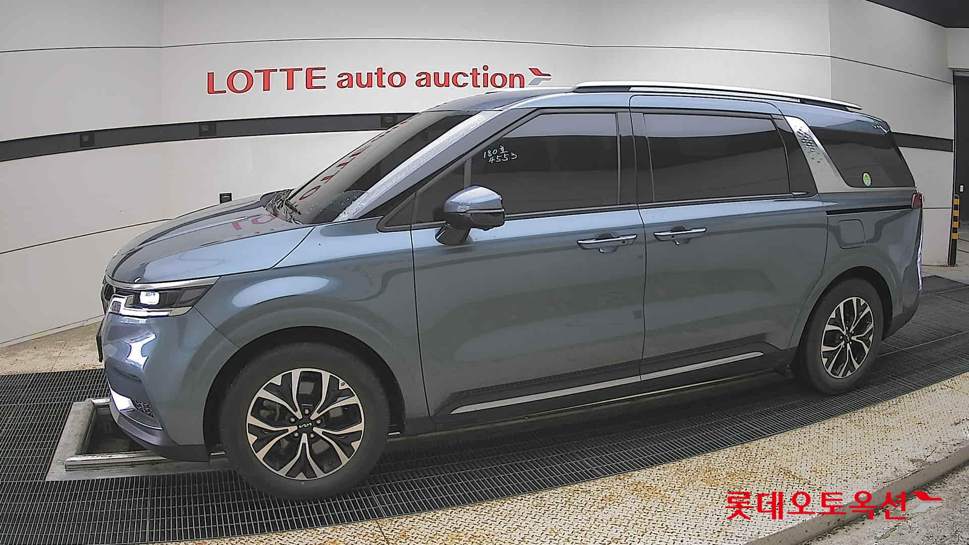 Kia Carnival - 12