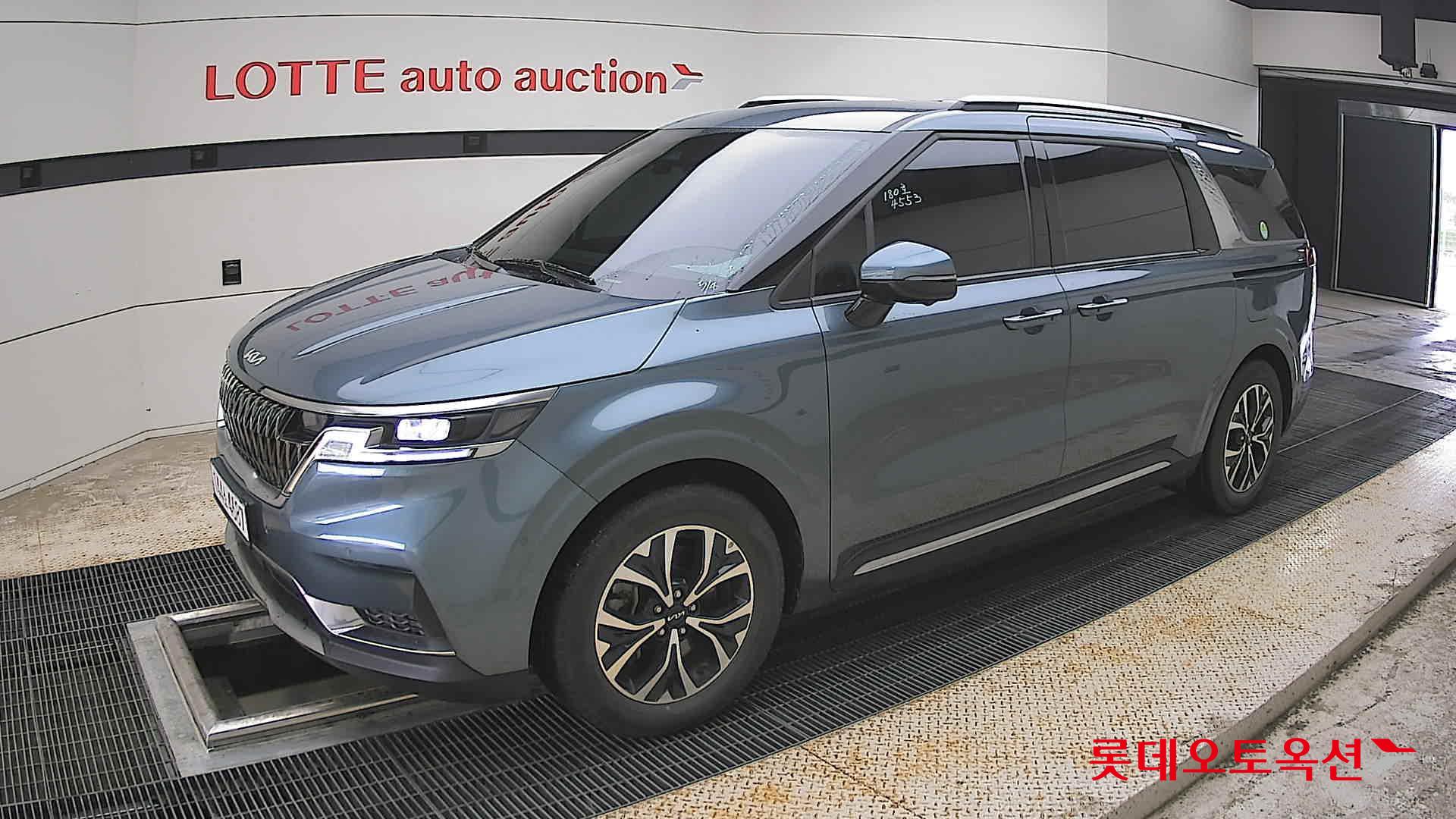 Kia Carnival - 11