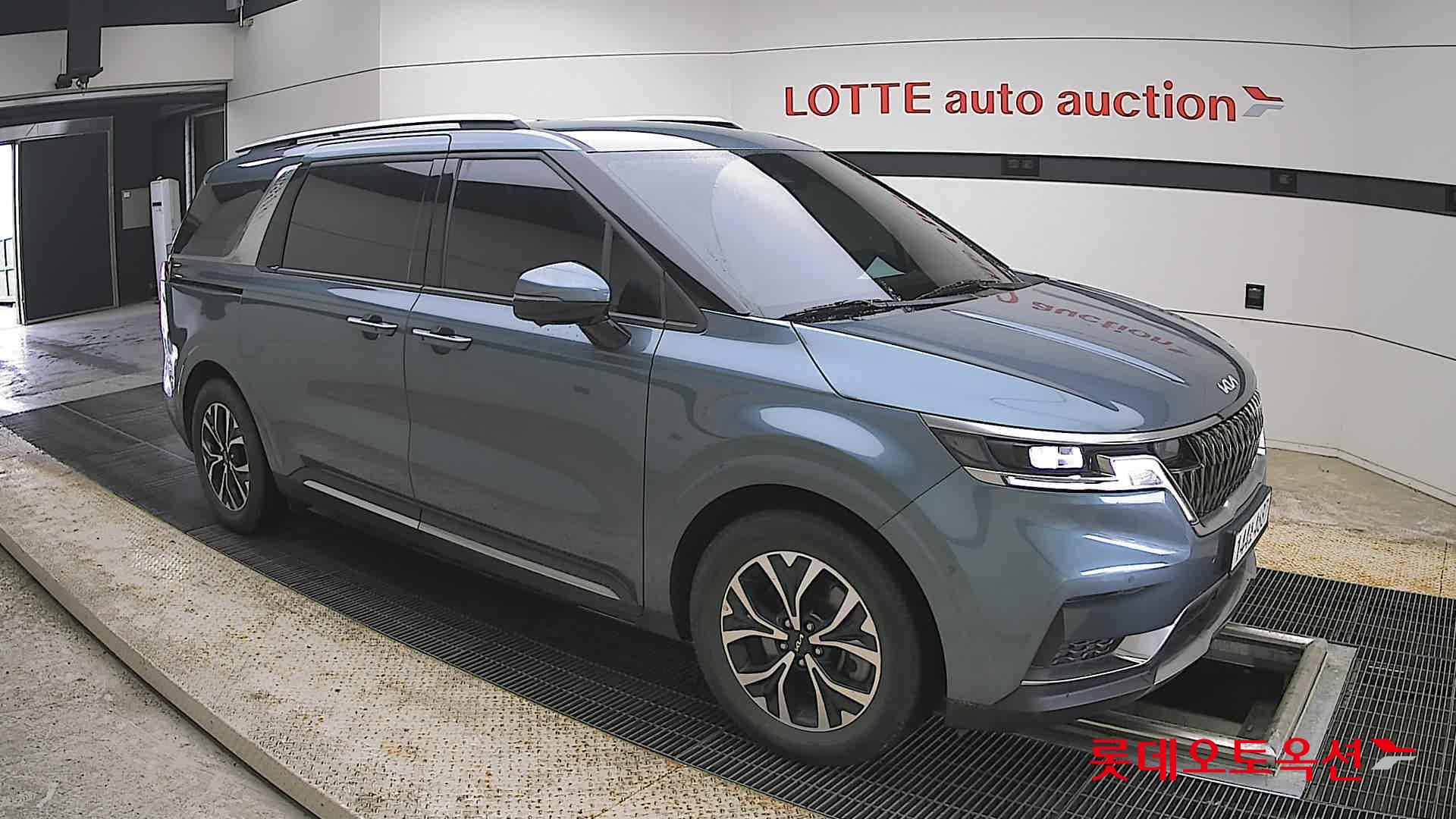 Kia Carnival - 23