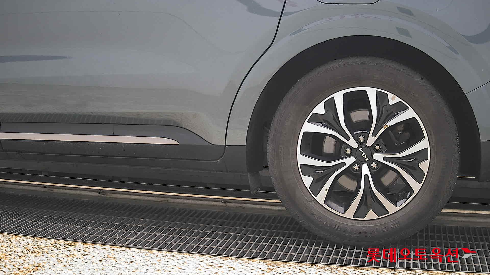 Kia Carnival - 26