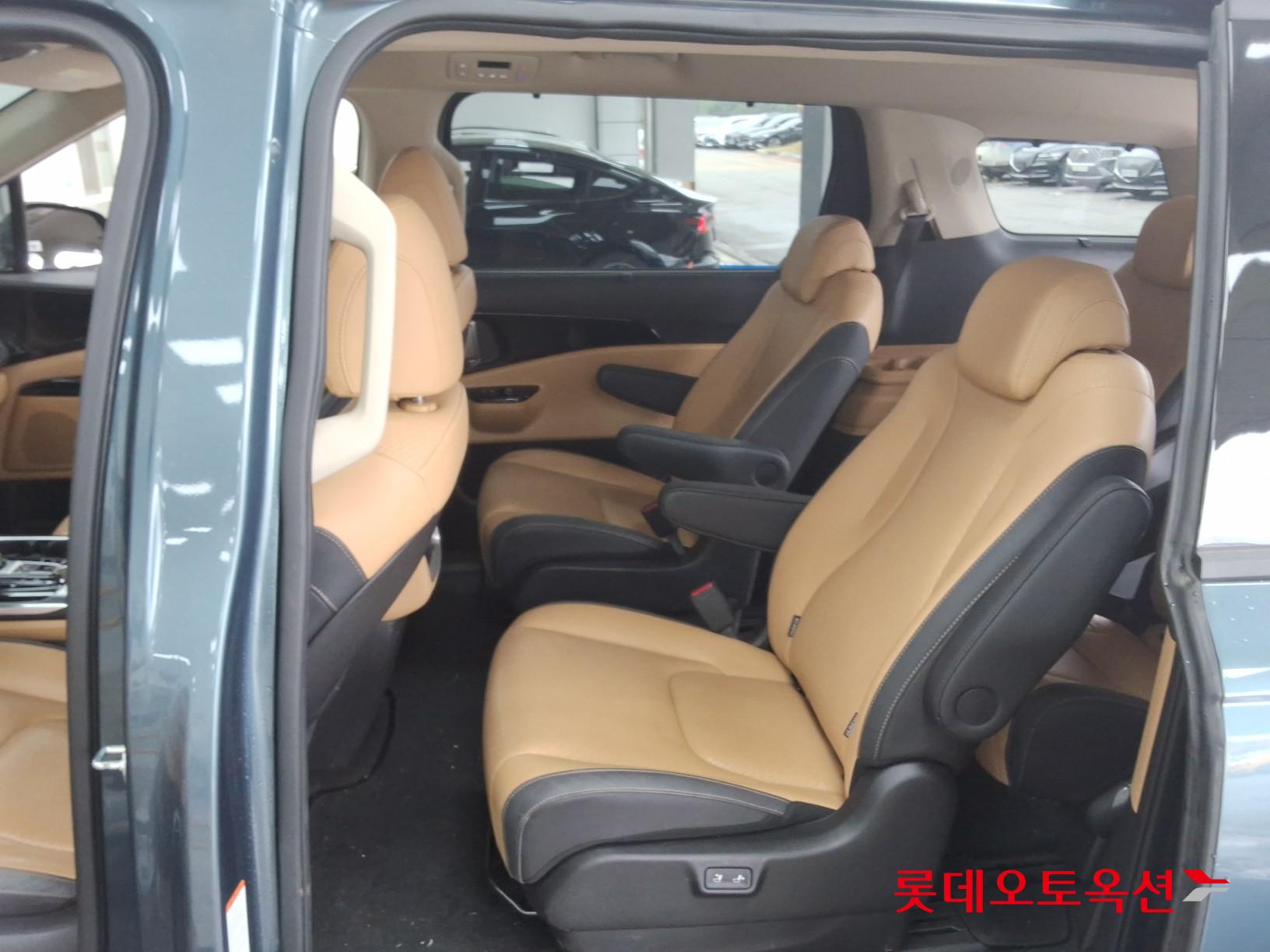 Kia Carnival - 37