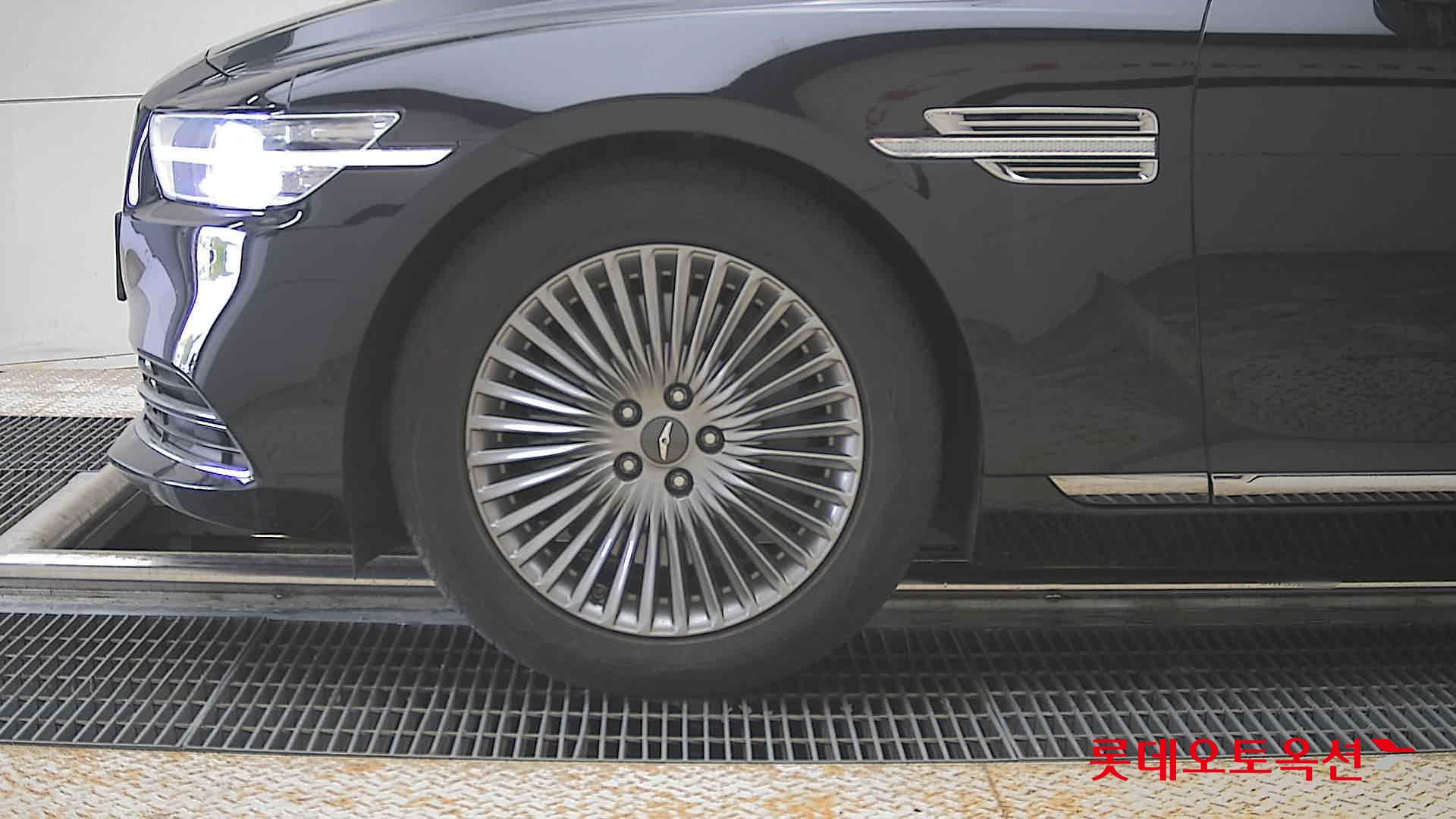 Genesis G90 - 25