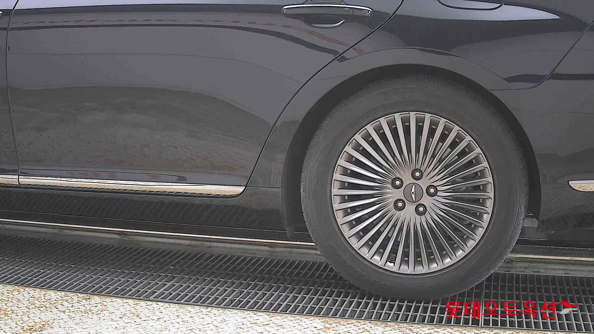 Genesis G90 - 26