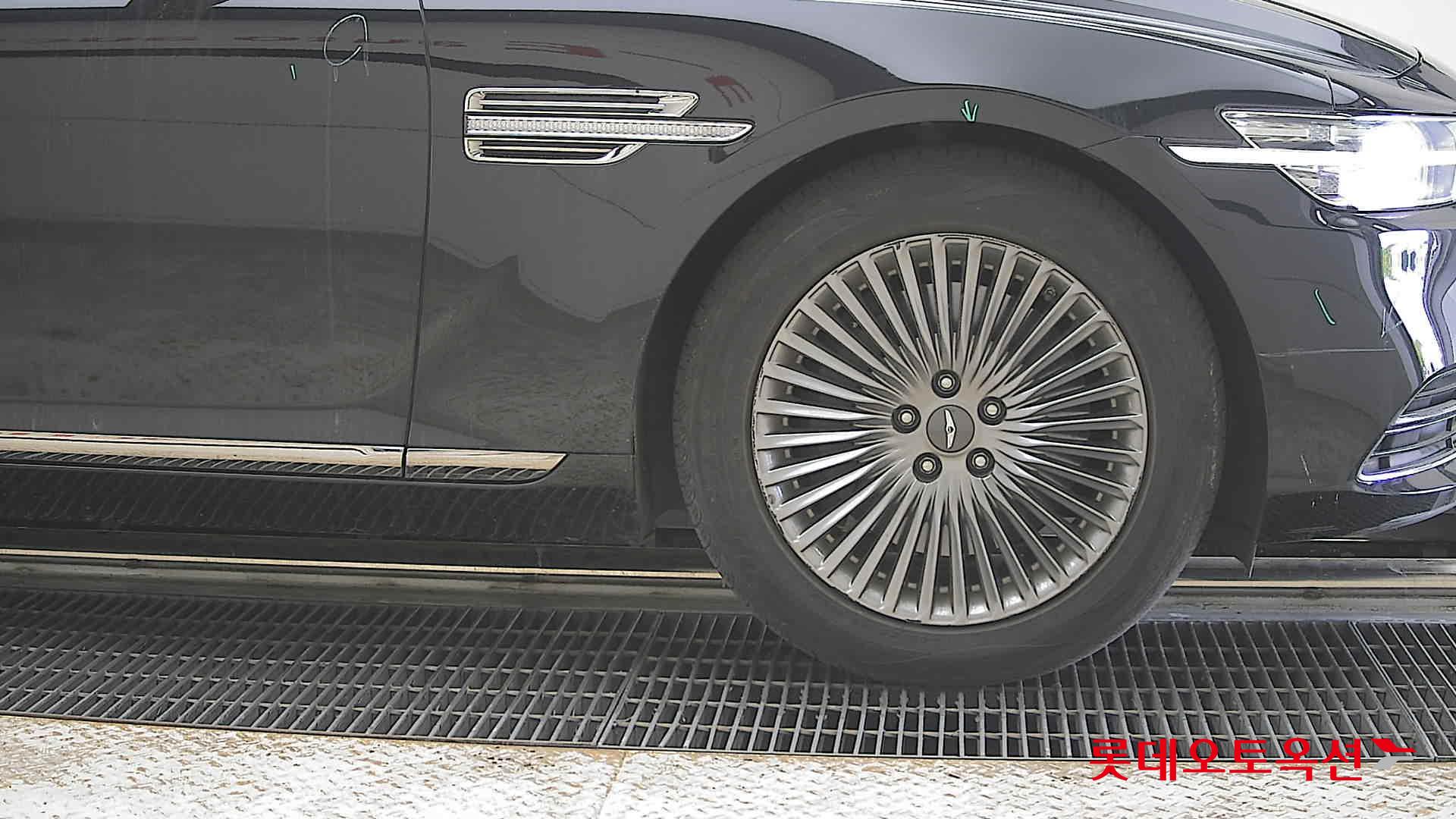 Genesis G90 - 27