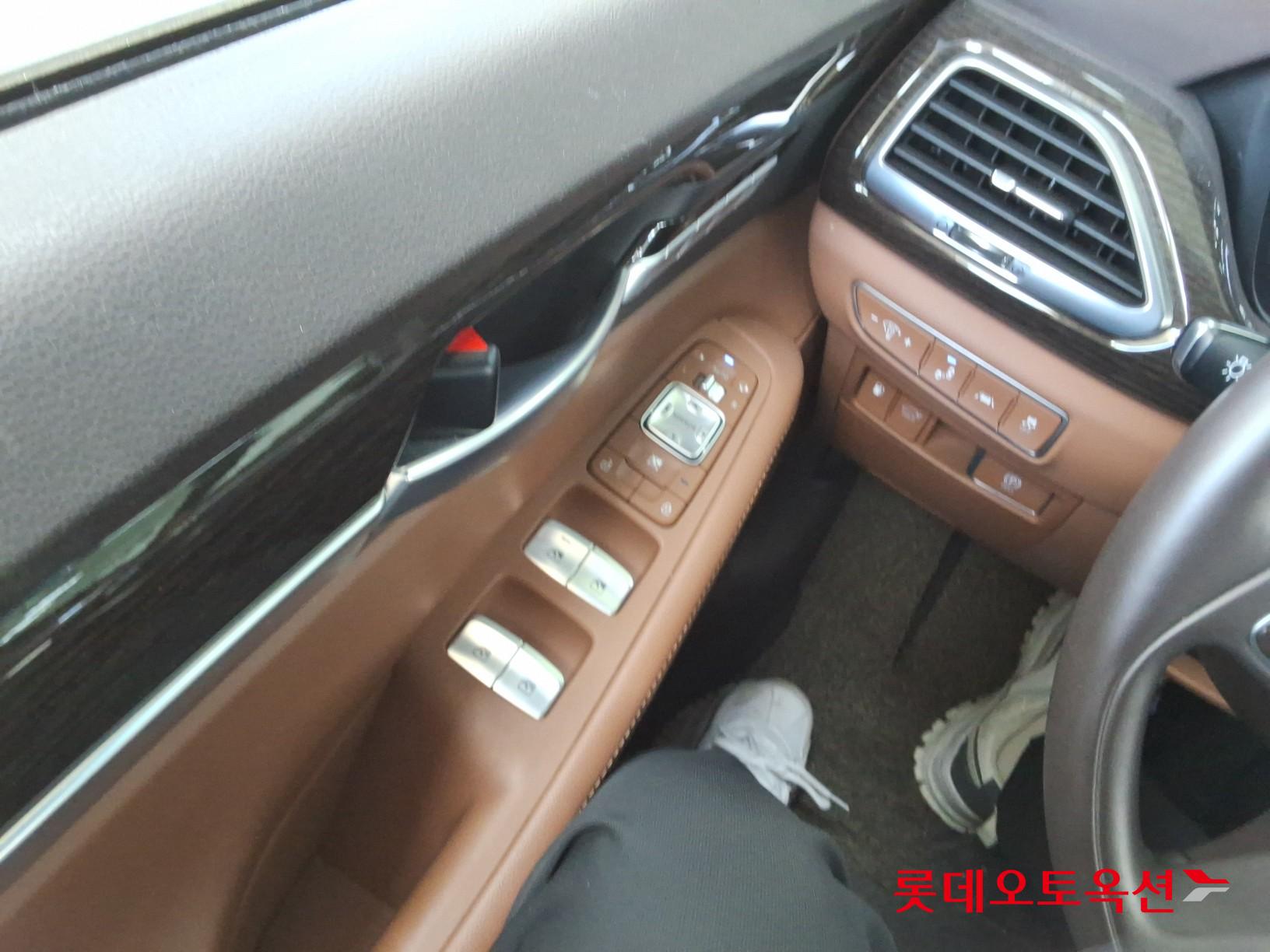 Genesis G90 - 29