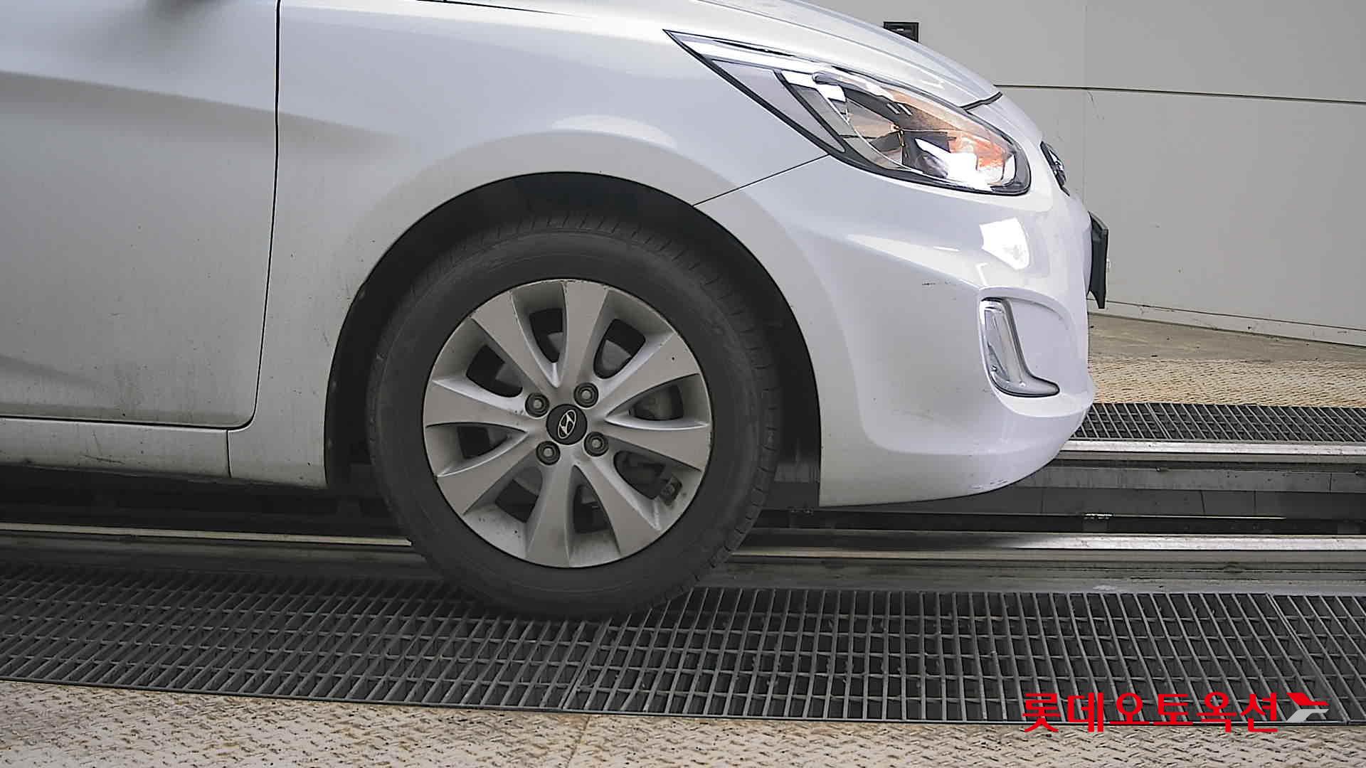 Hyundai Accent - 27
