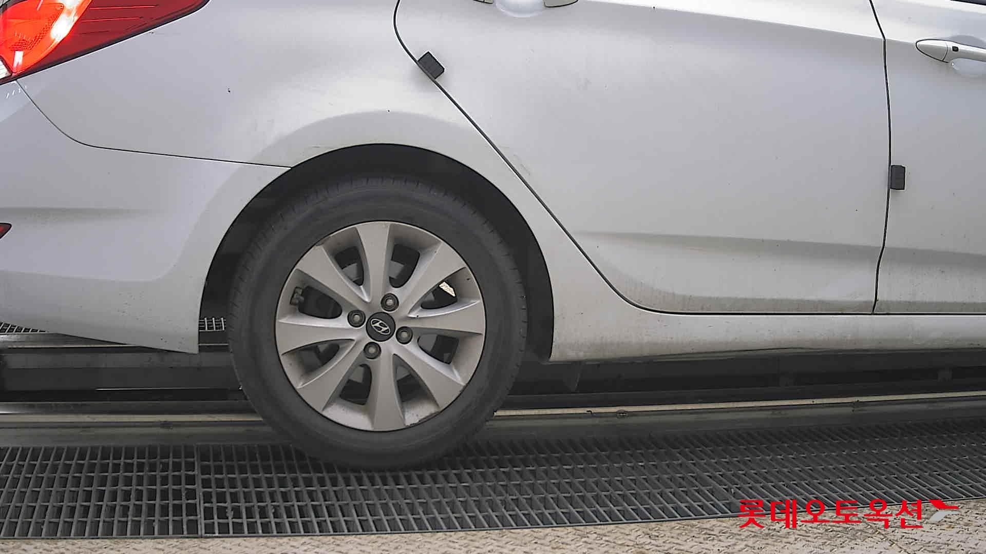 Hyundai Accent - 28