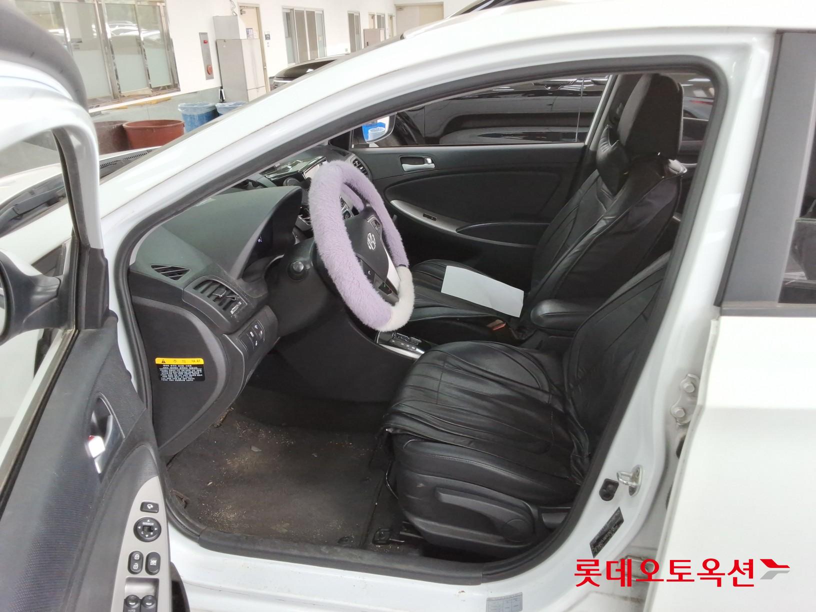 Hyundai Accent - 36