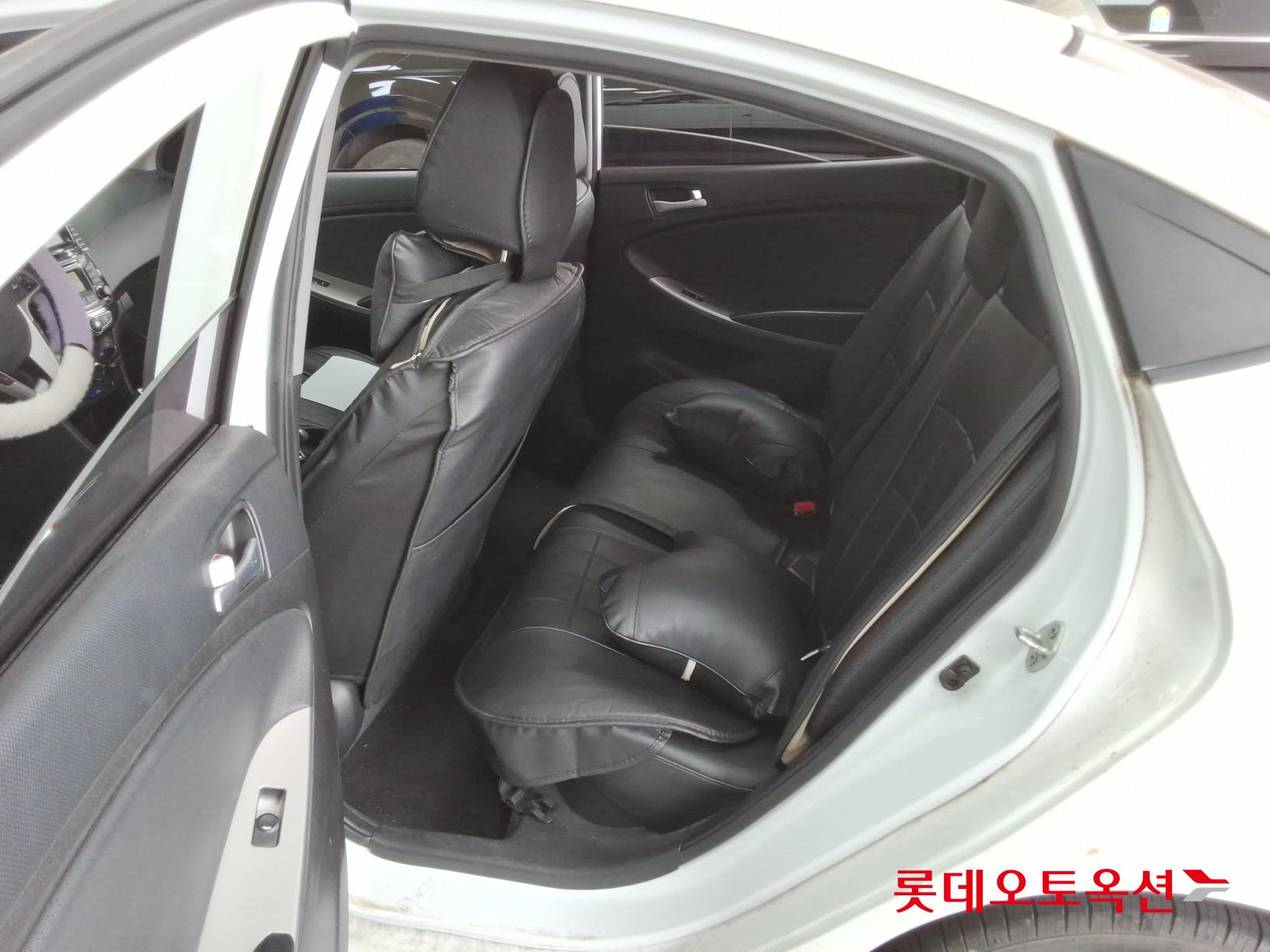 Hyundai Accent - 38