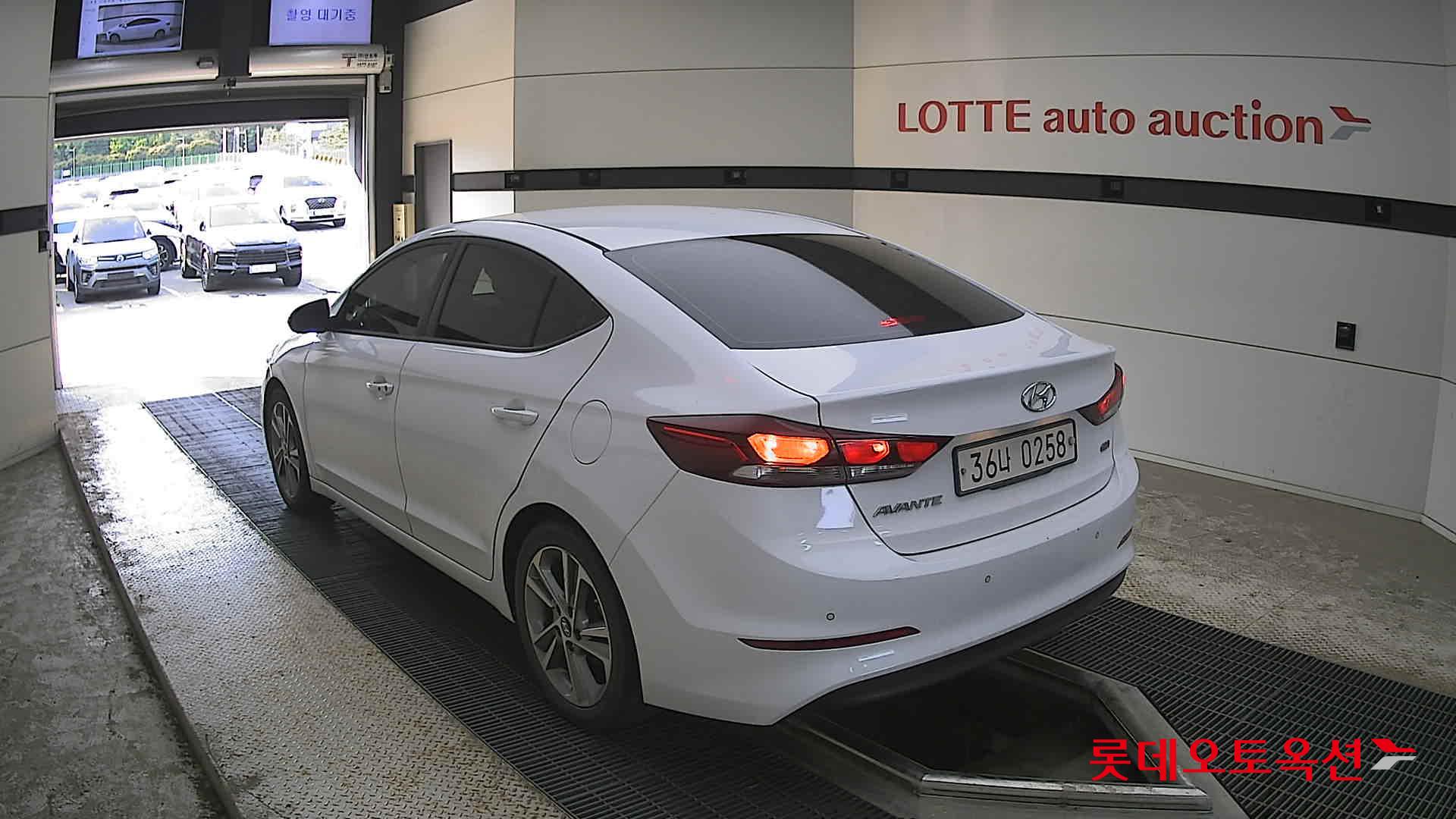 Hyundai Elantra - 4