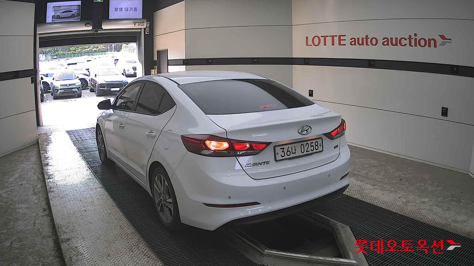 Hyundai Elantra - 16