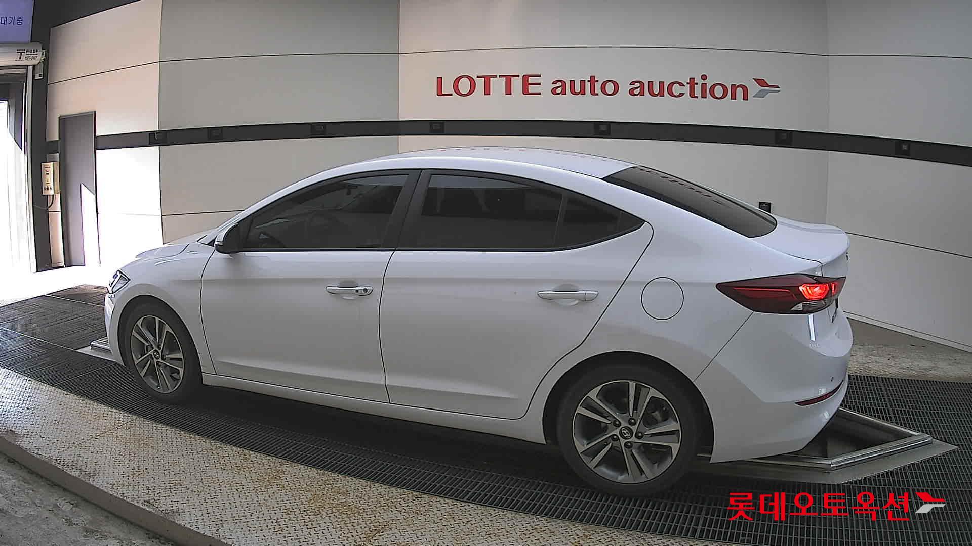 Hyundai Elantra - 14