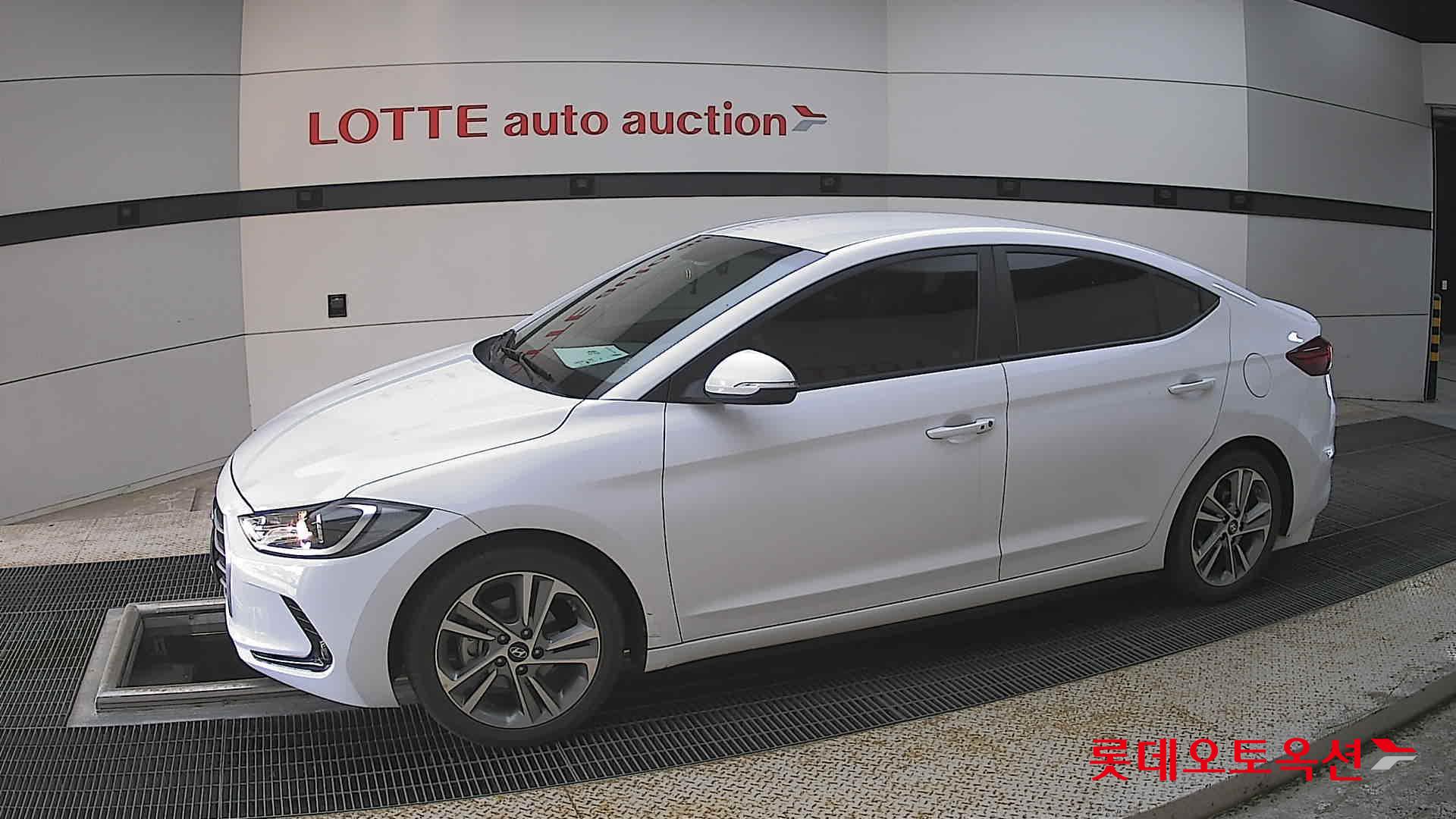 Hyundai Elantra - 12