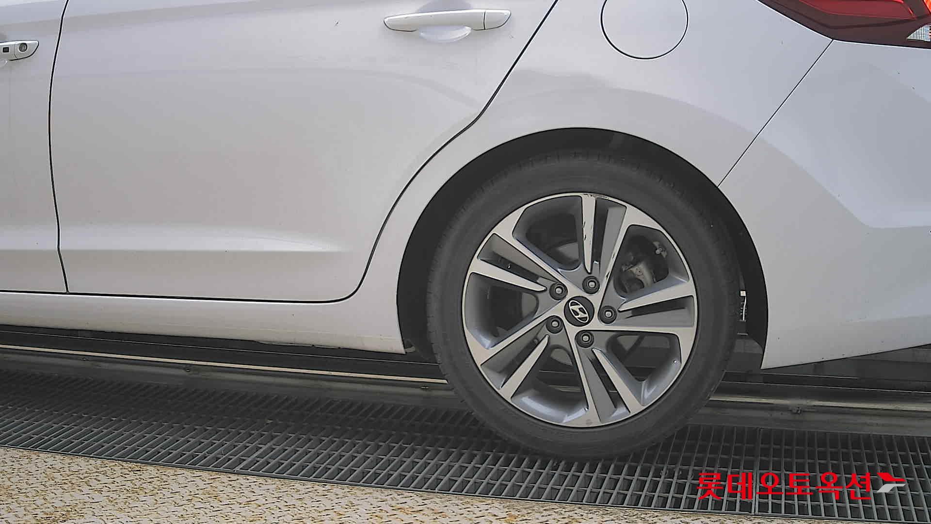 Hyundai Elantra - 26