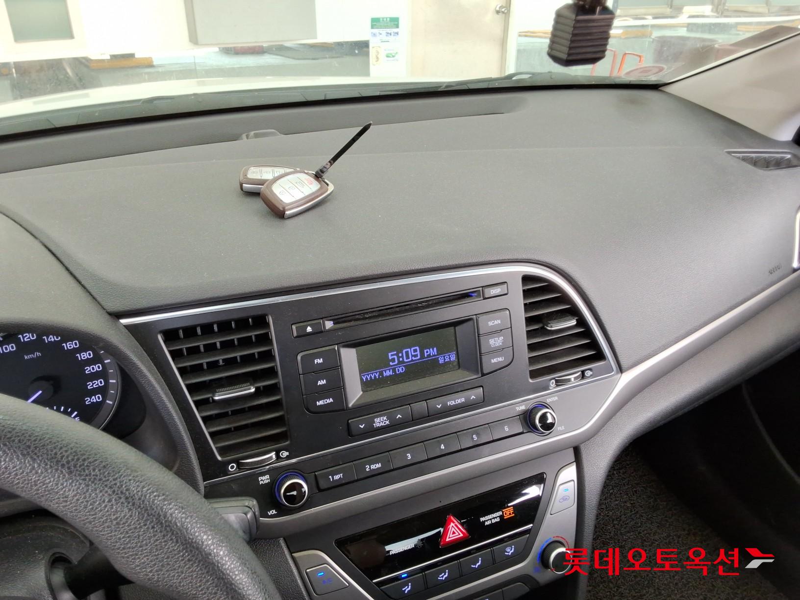 Hyundai Elantra - 31