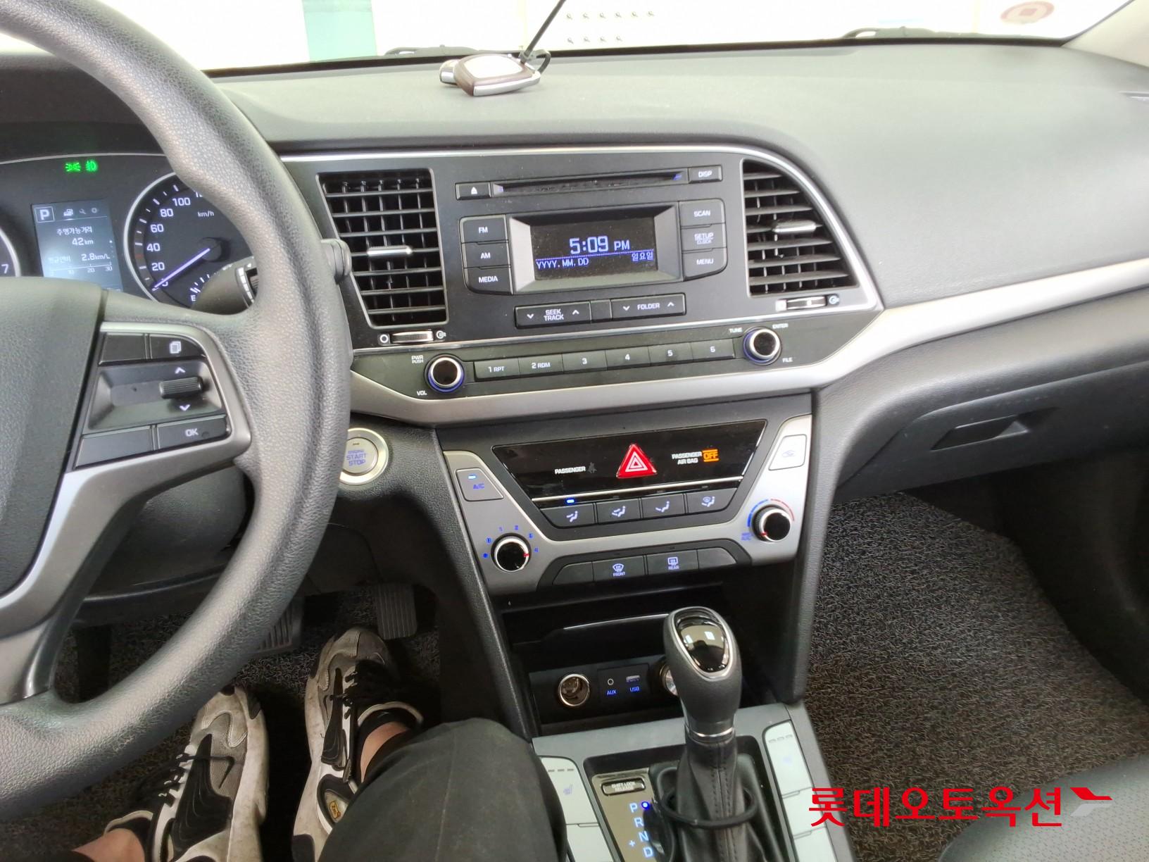 Hyundai Elantra - 32