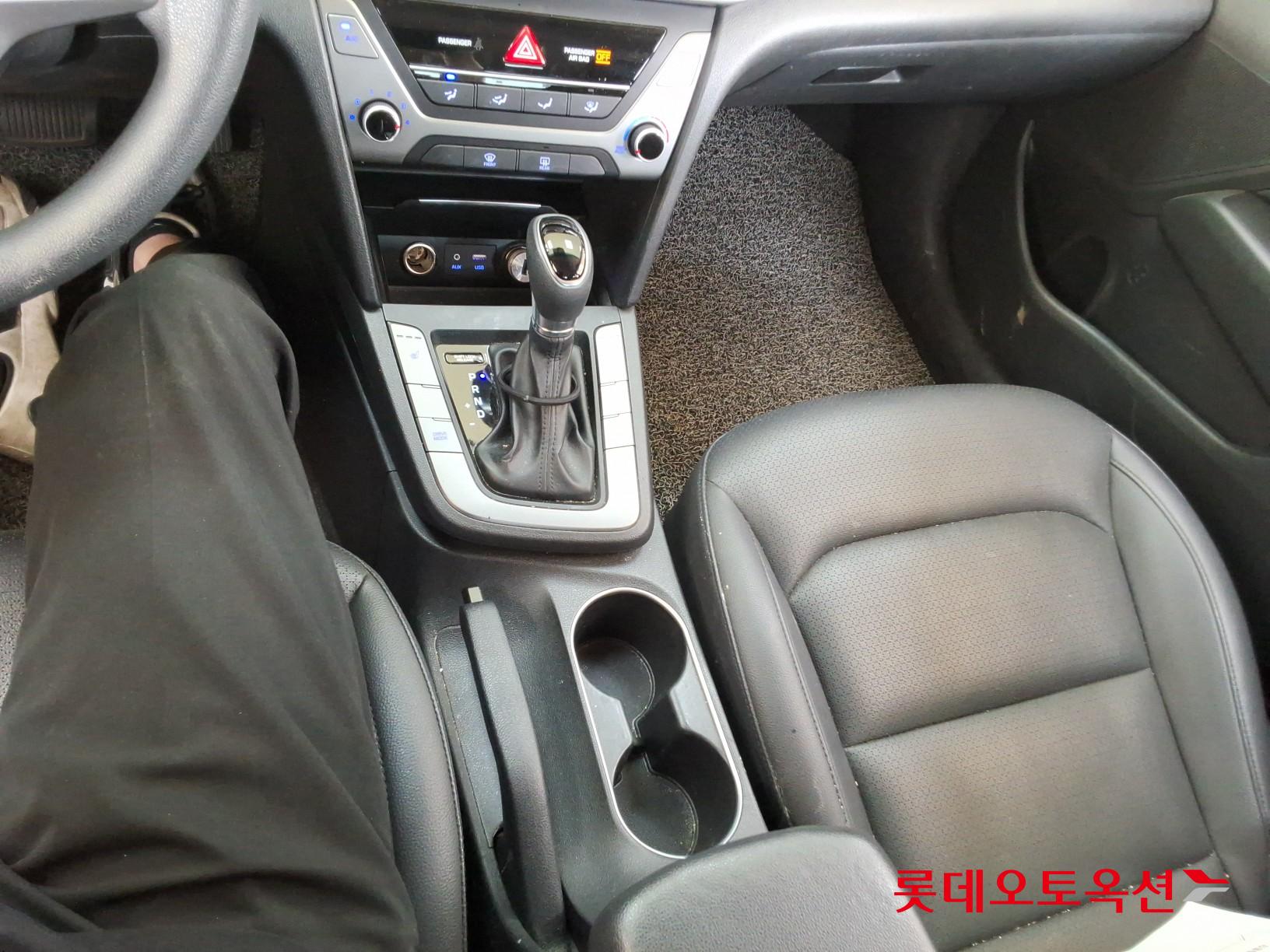 Hyundai Elantra - 34