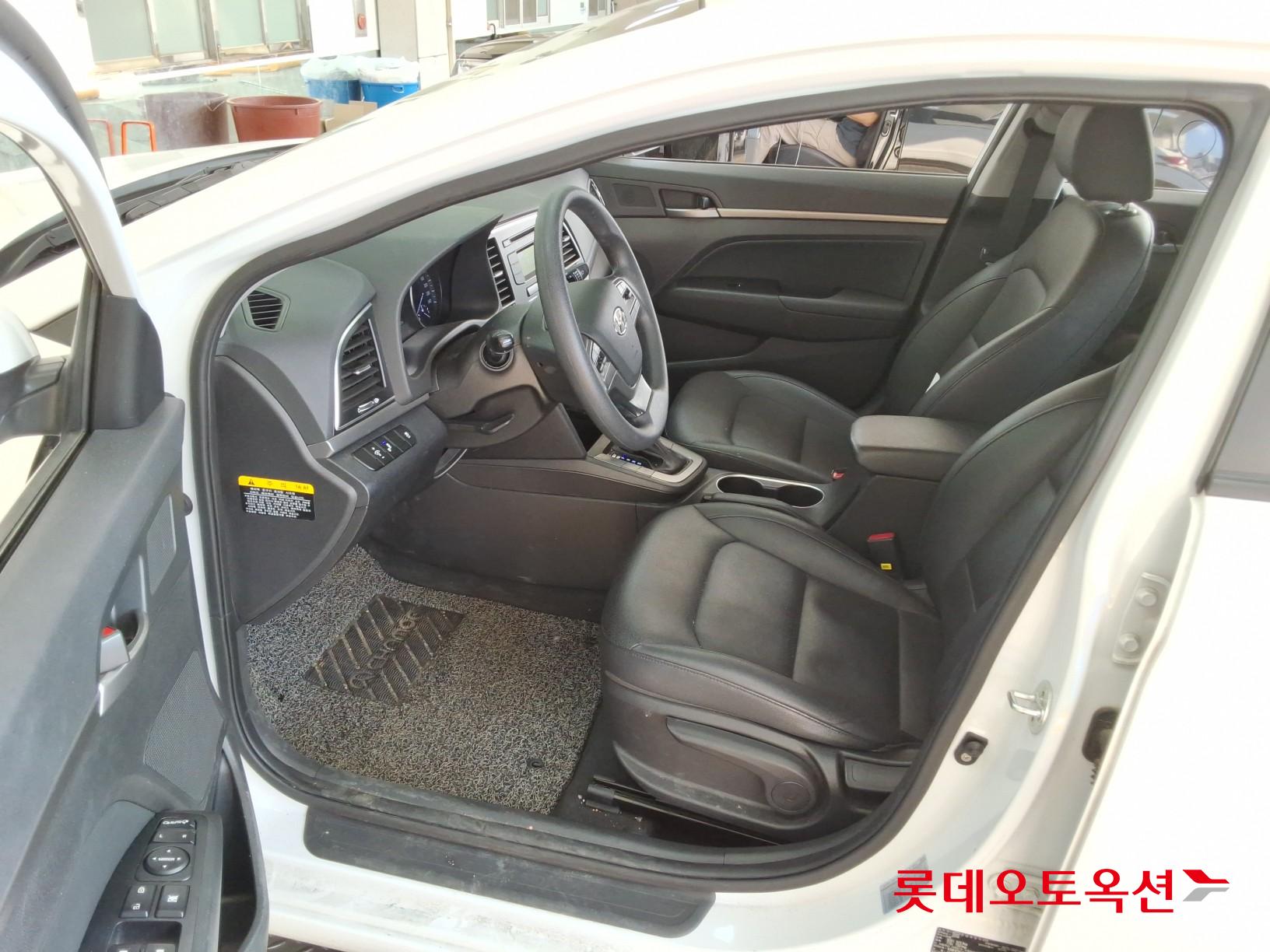 Hyundai Elantra - 36