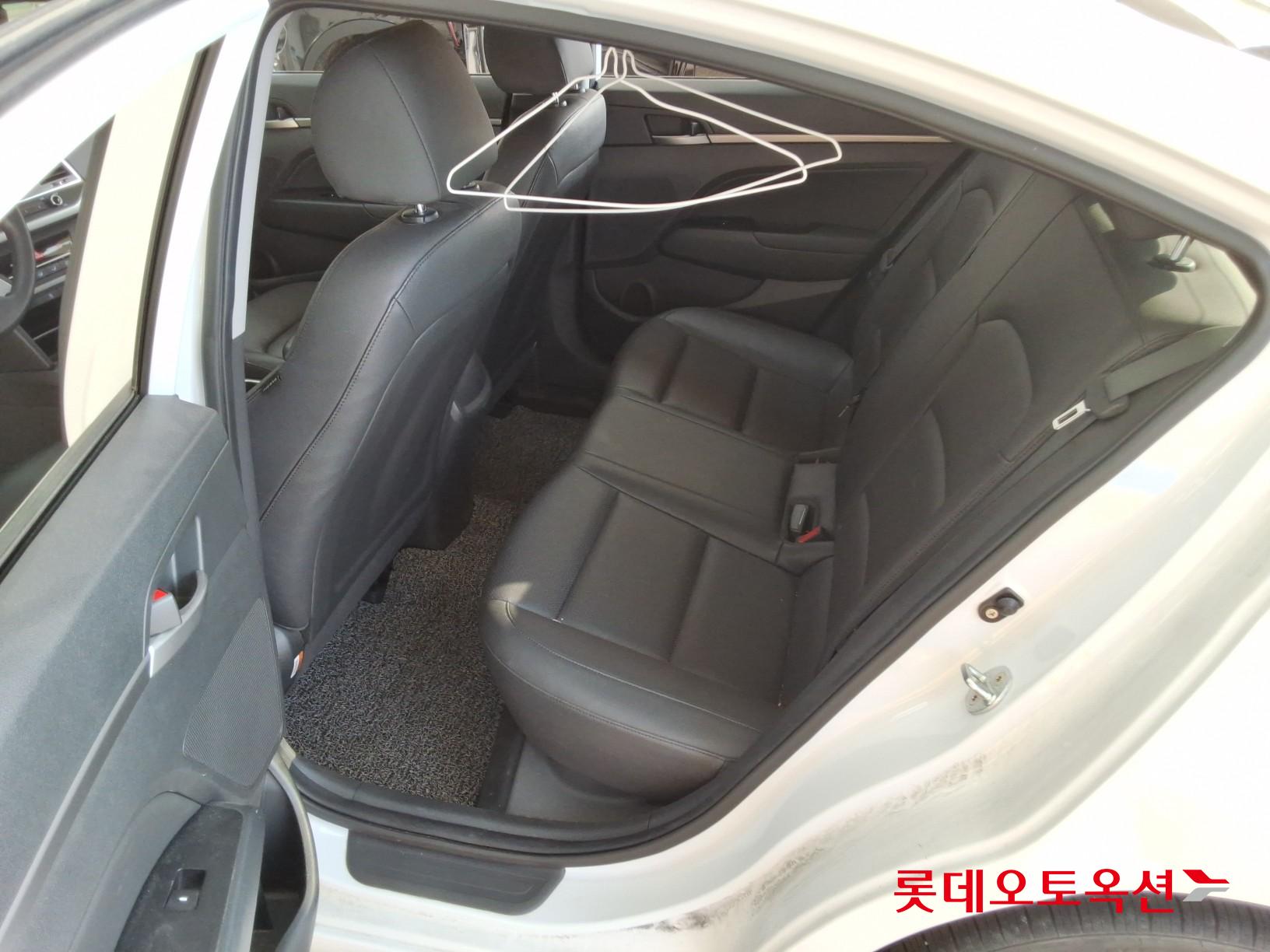 Hyundai Elantra - 38