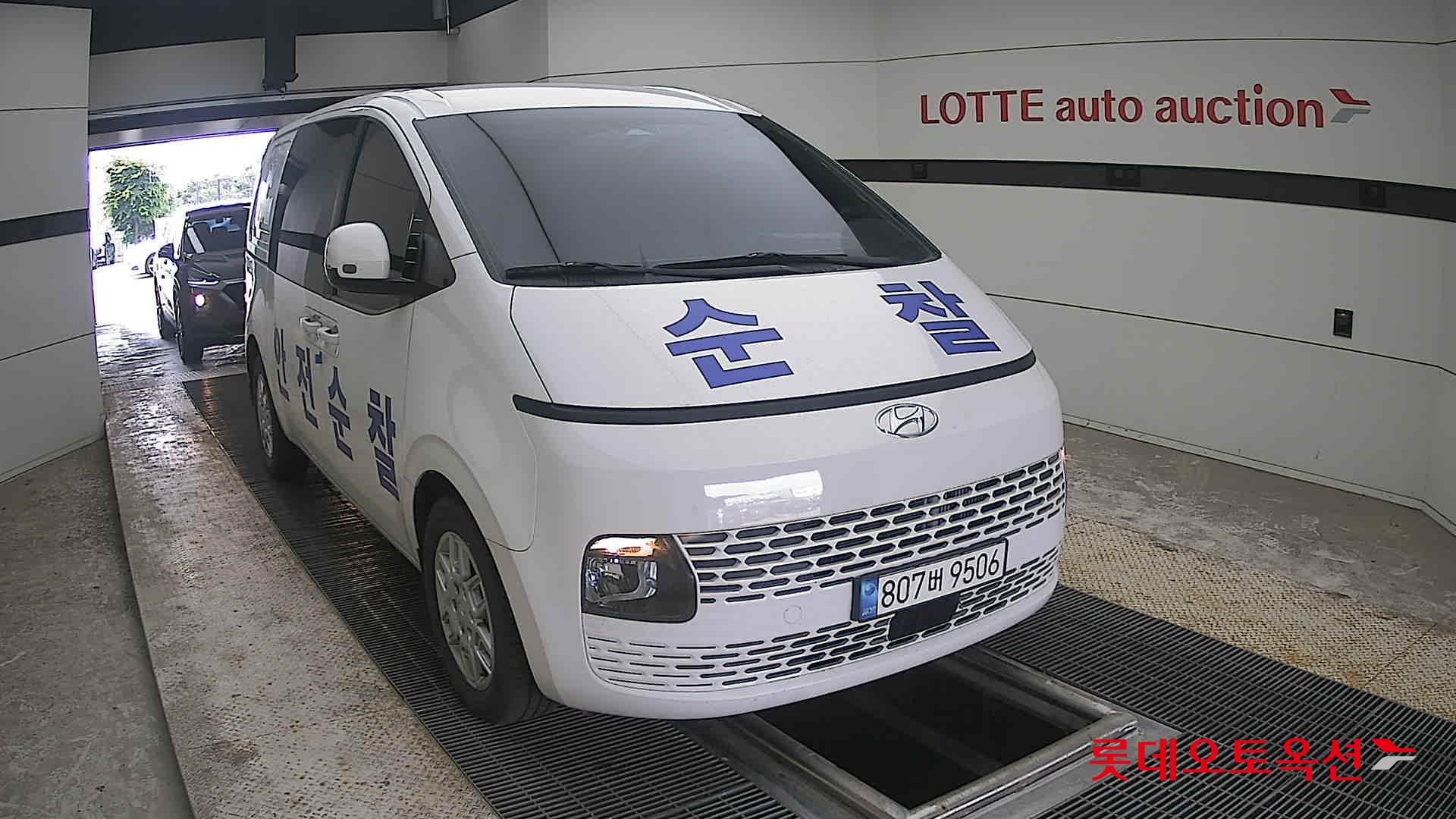 2023 - hyundai staria