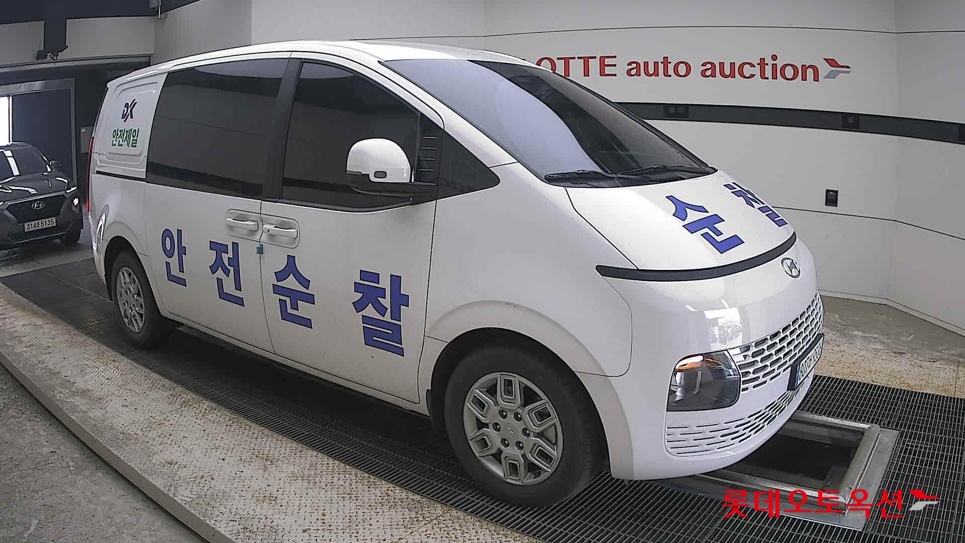 2023 - hyundai staria