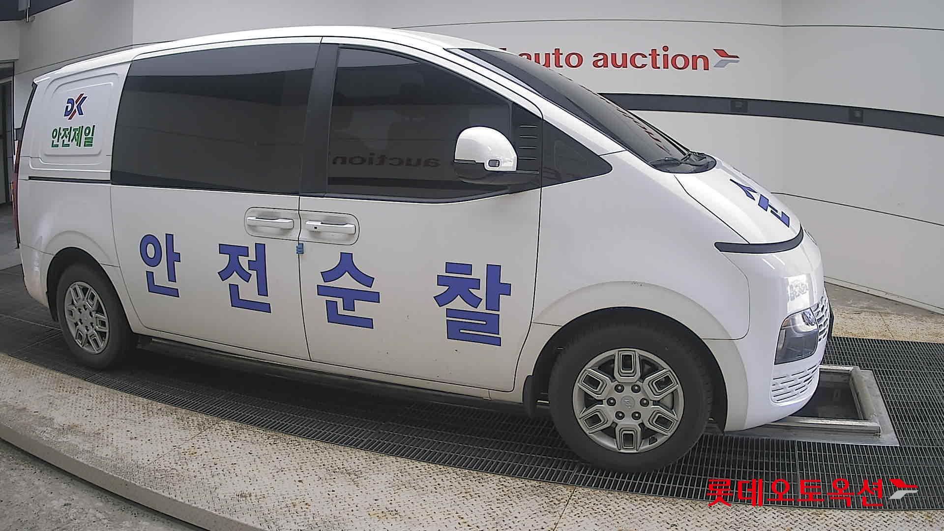 2023 - hyundai staria